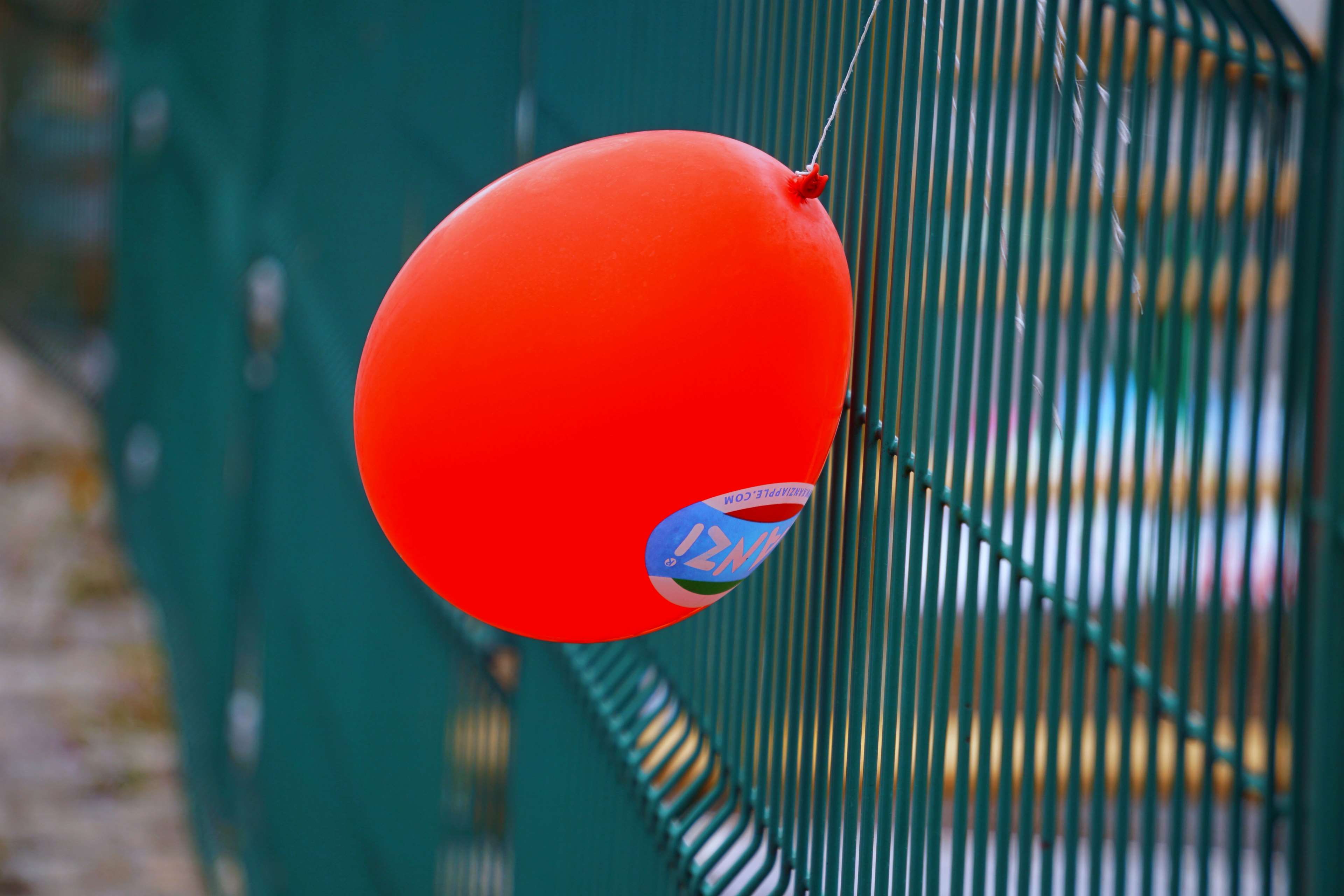 single object, balloon, plastique, enfants, industry, jeux, couleurs, safety, shiny, outdoors, hanging, kermesse, focus on foreground, inflatable, no people, HD Wallpaper