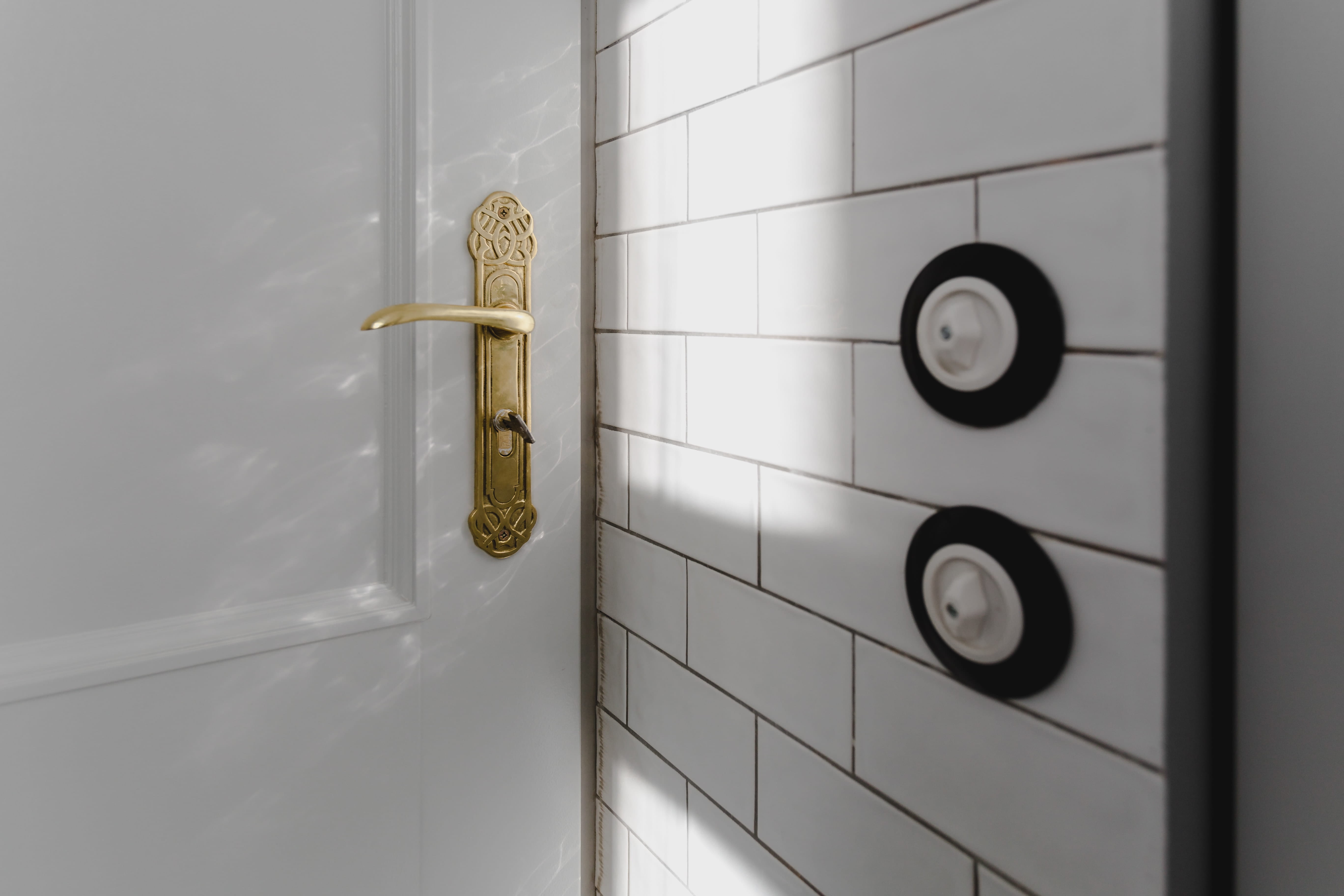 knob, classic, bathroom, close-up, 5K, elegant, flooring, indoors, no people, vintage, entrance, door, white, domestic room, gold, metal, white color, HD Wallpaper