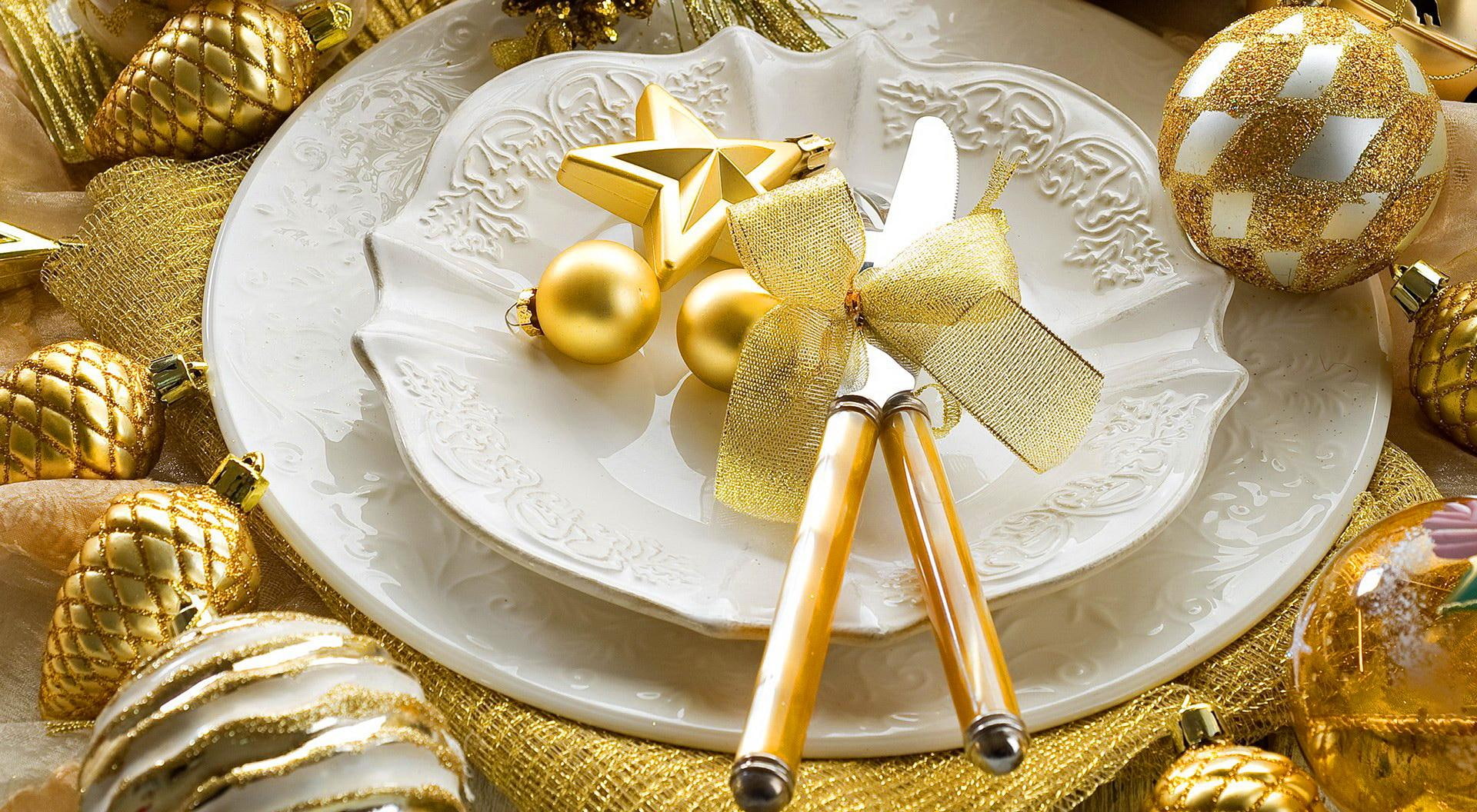 1080P, beautiful, plates, white, round, plate, lovely, decoration, ceramic, golde, dinner, new year, nice, balls, pretty, christmas, stars, HD Wallpaper