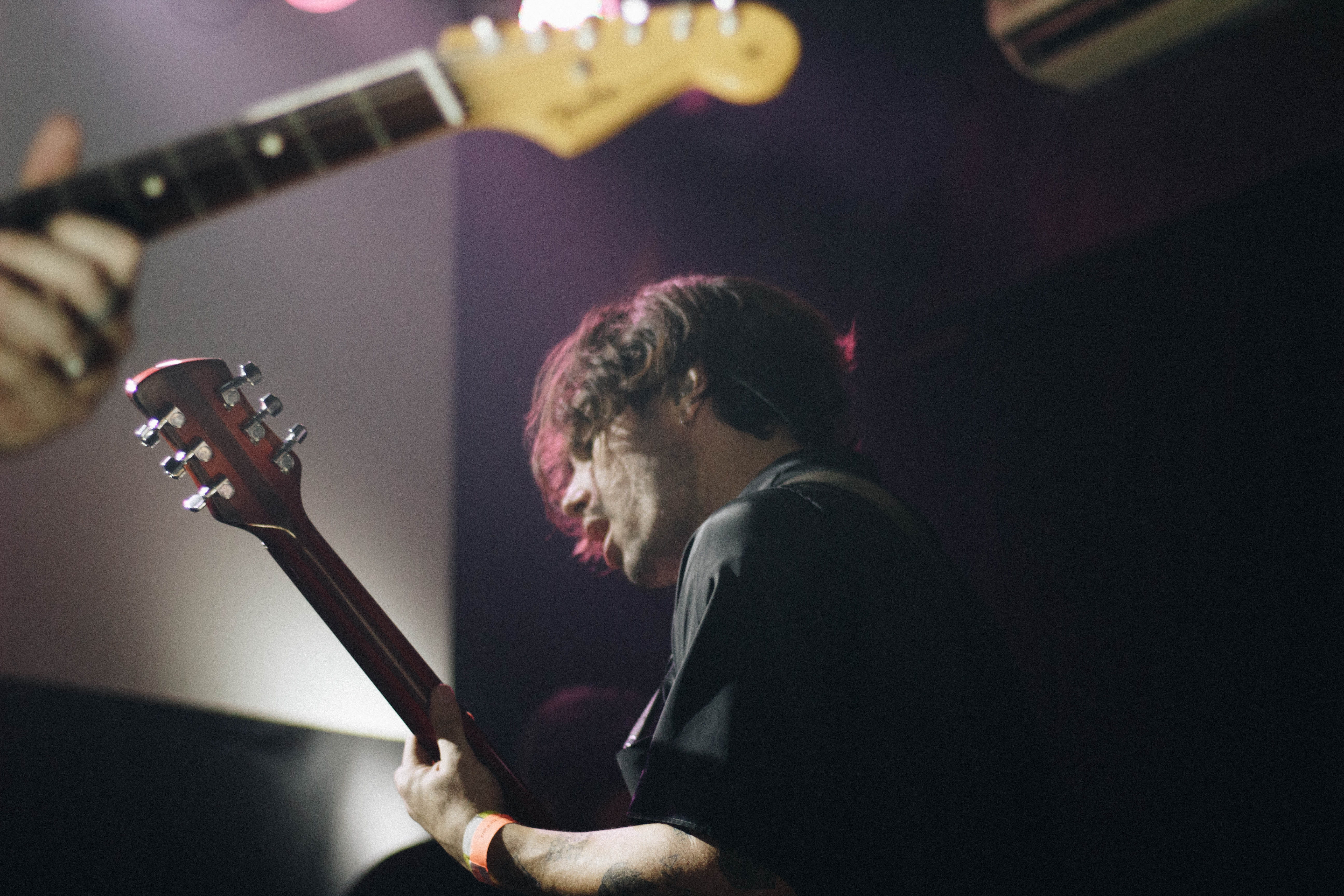 standing, singing, musical equipment, human, adult, arts culture and entertainment, man, light, bass guitar, guitarist, young adult, musical instrument, HD Wallpaper