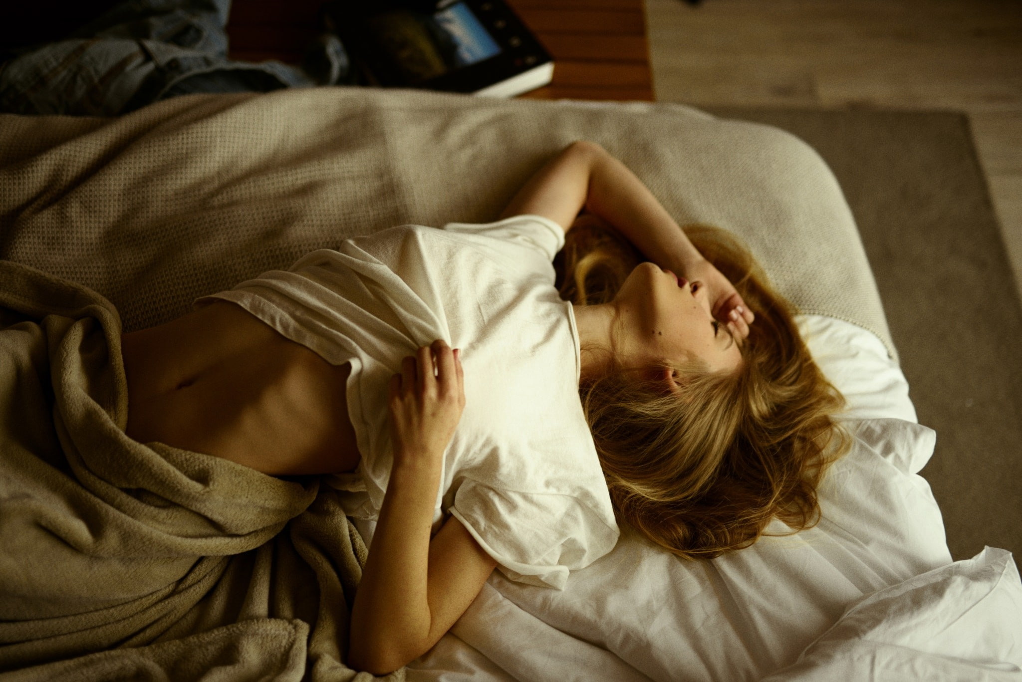 brunette, women, belly, 1080P, T-shirt, in bed, ribs, lying on back, blonde, HD Wallpaper