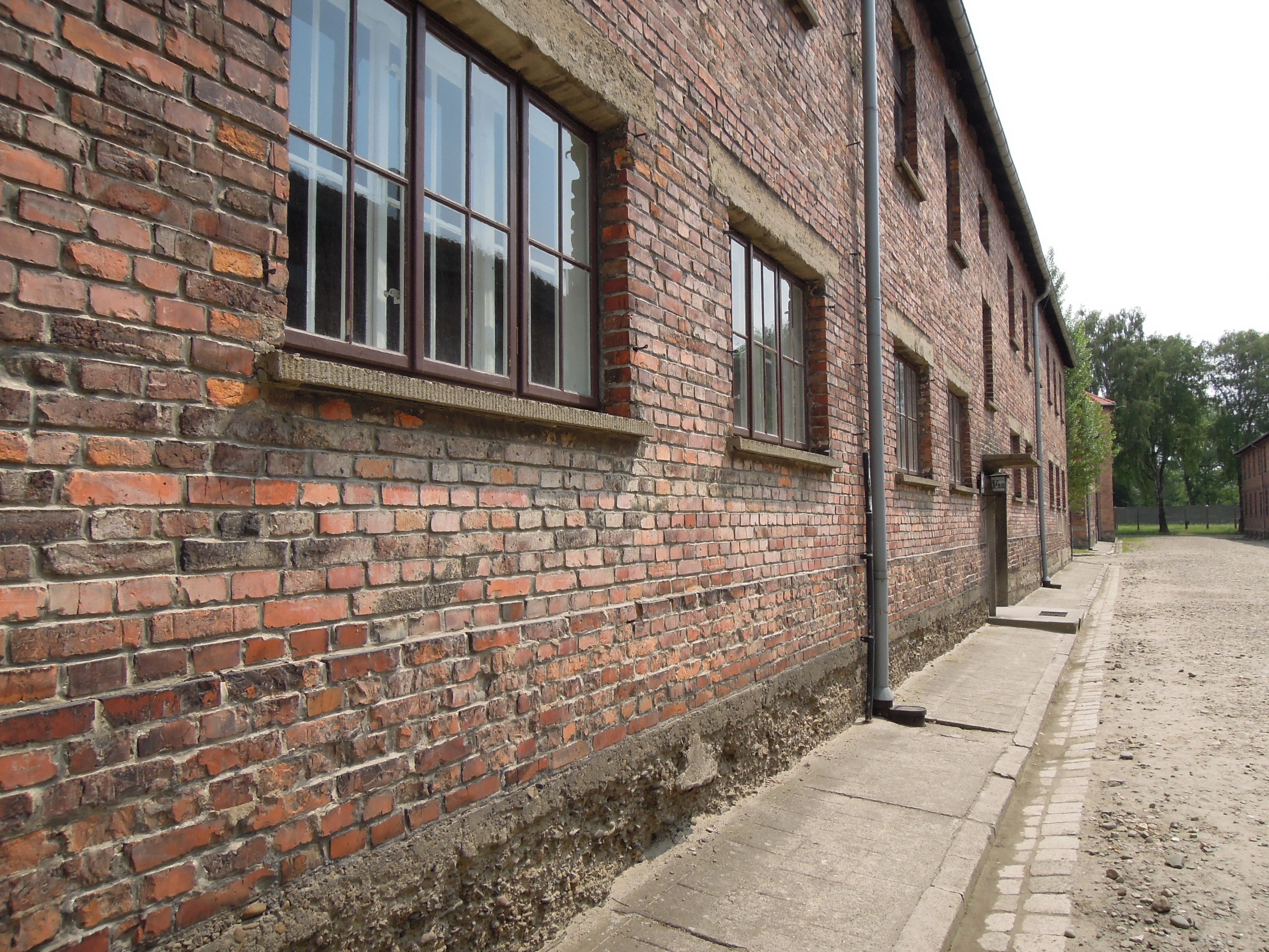 direction, the way forward, world war, birkenau, outdoors, death, built structure, nature, wall, houses, brick wall, residential district, window, sidewalk, HD Wallpaper