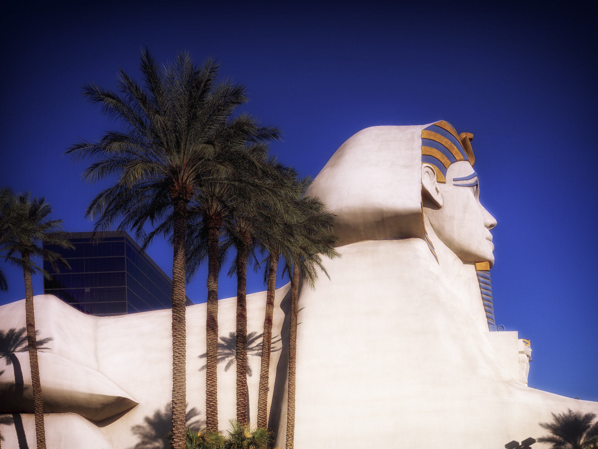 palm trees, architecture, gambling, tree, building exterior, coconut palm tree, statue, sky, representation, flag, luxor hotel, outside, day, clear sky, HD Wallpaper
