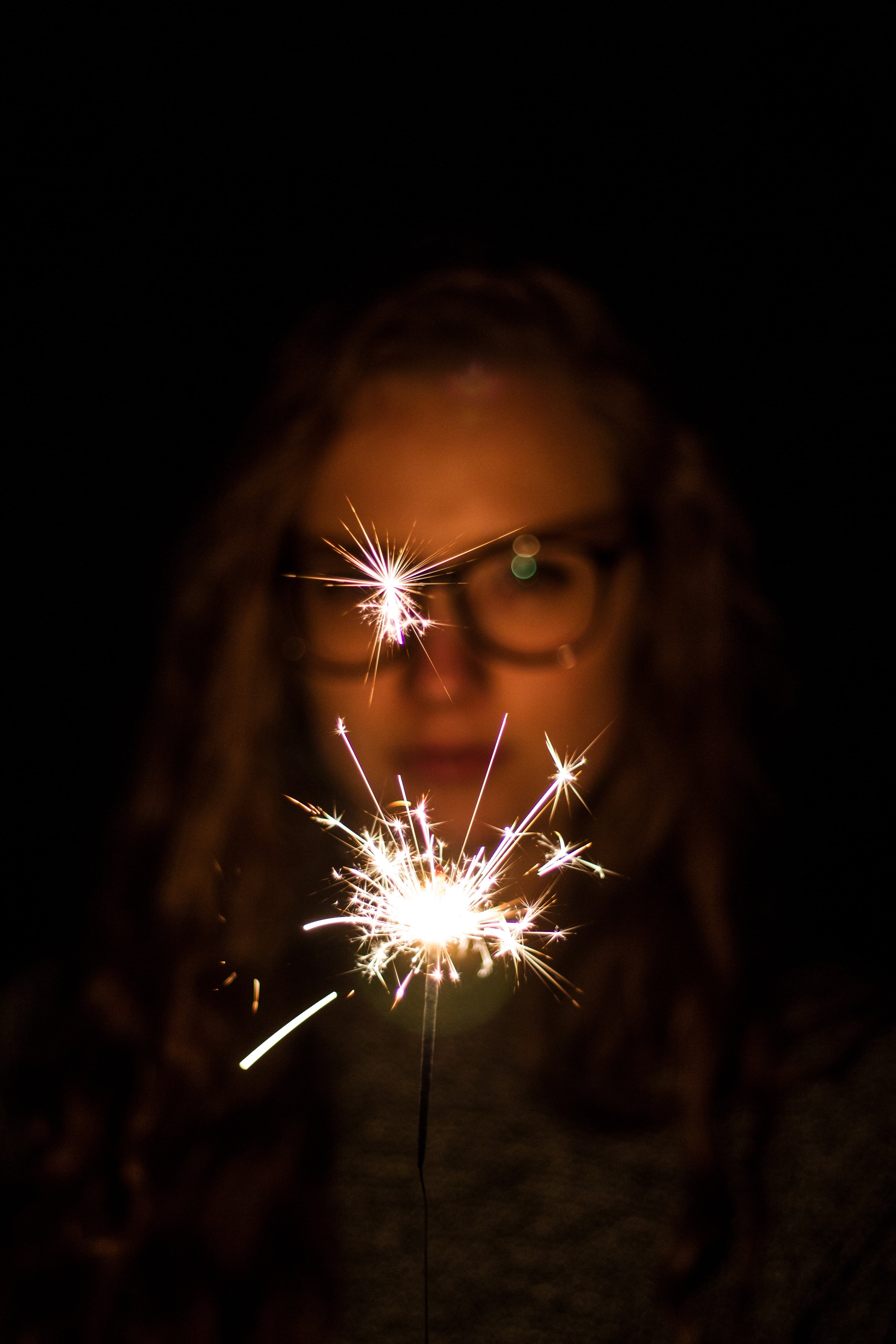 star thrower, lights, hairstyle, injection candle, sprühkerze, star sprayer, one person, hell, celebration, holding, women, fireworks, illuminated, blurred motion, Phone HD Wallpaper