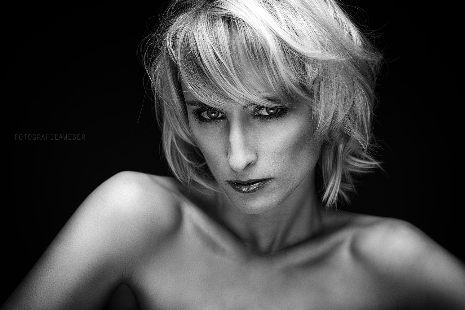 one person, 500px, studio shot, dark, bare shoulders, fashion, bangs, face, hairstyle, human face, young adult, 720P, black background, headshot, women, HD Wallpaper