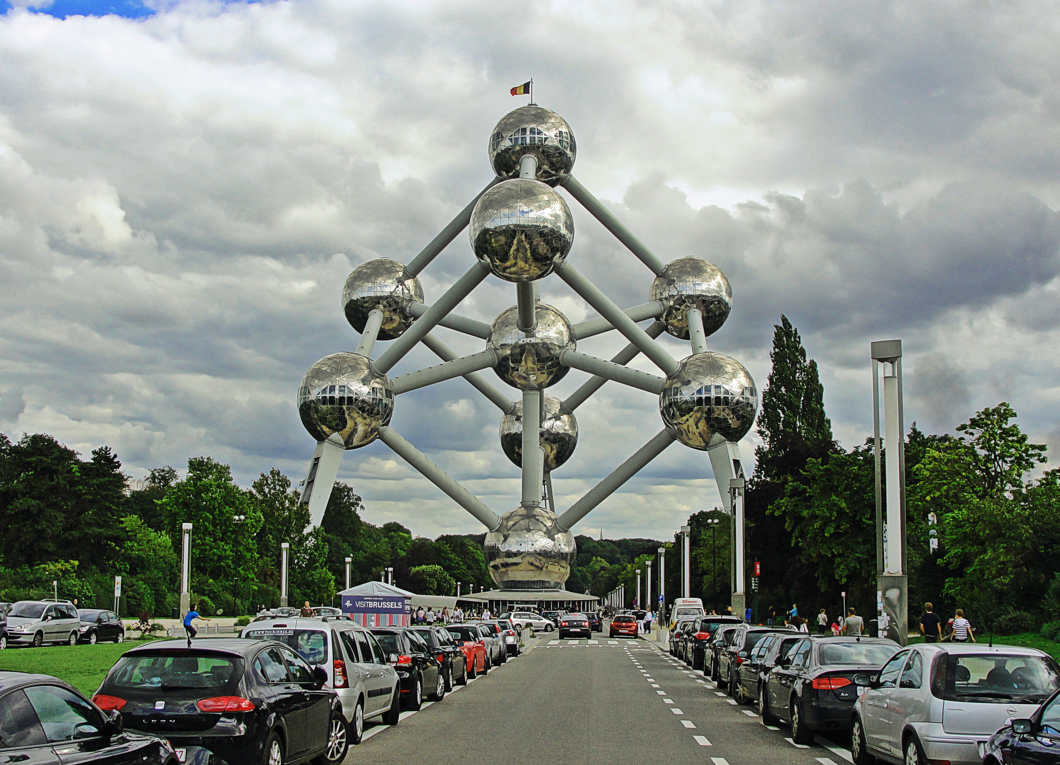 land vehicle, travel, daytime, traffic, belgium, incidental people, city, 2K, atomium, road, building exterior, heysel park, gray, brussels, street, sky, HD Wallpaper