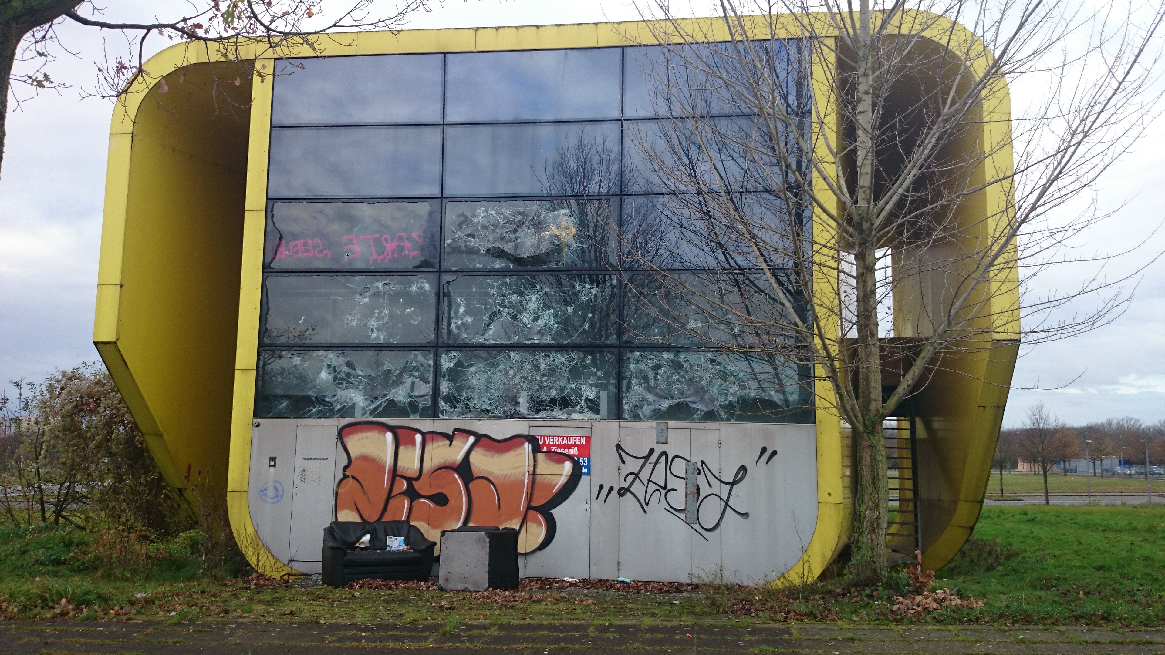 hanover, architecture, 4K, built structure, outdoors, glass - material, tree, building exterior, text, day, grass, verottet, graffiti, pavillion, creativity, HD Wallpaper