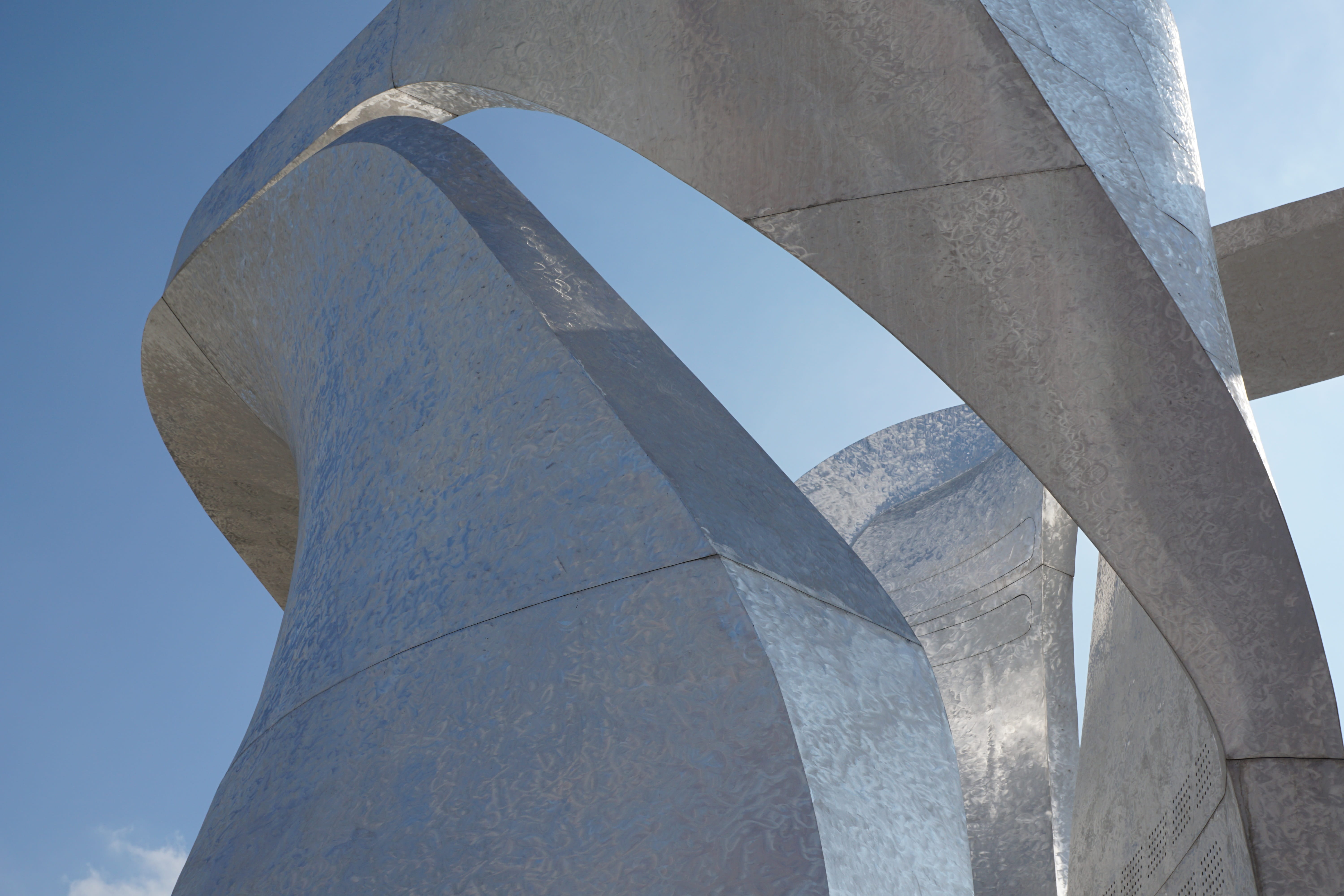 travel destinations, expo, modern, 5K, nature, arch, blue, worlds fair, connection, travel, outdoors, sculpture, building exterior, sunlight, clear sky, HD Wallpaper
