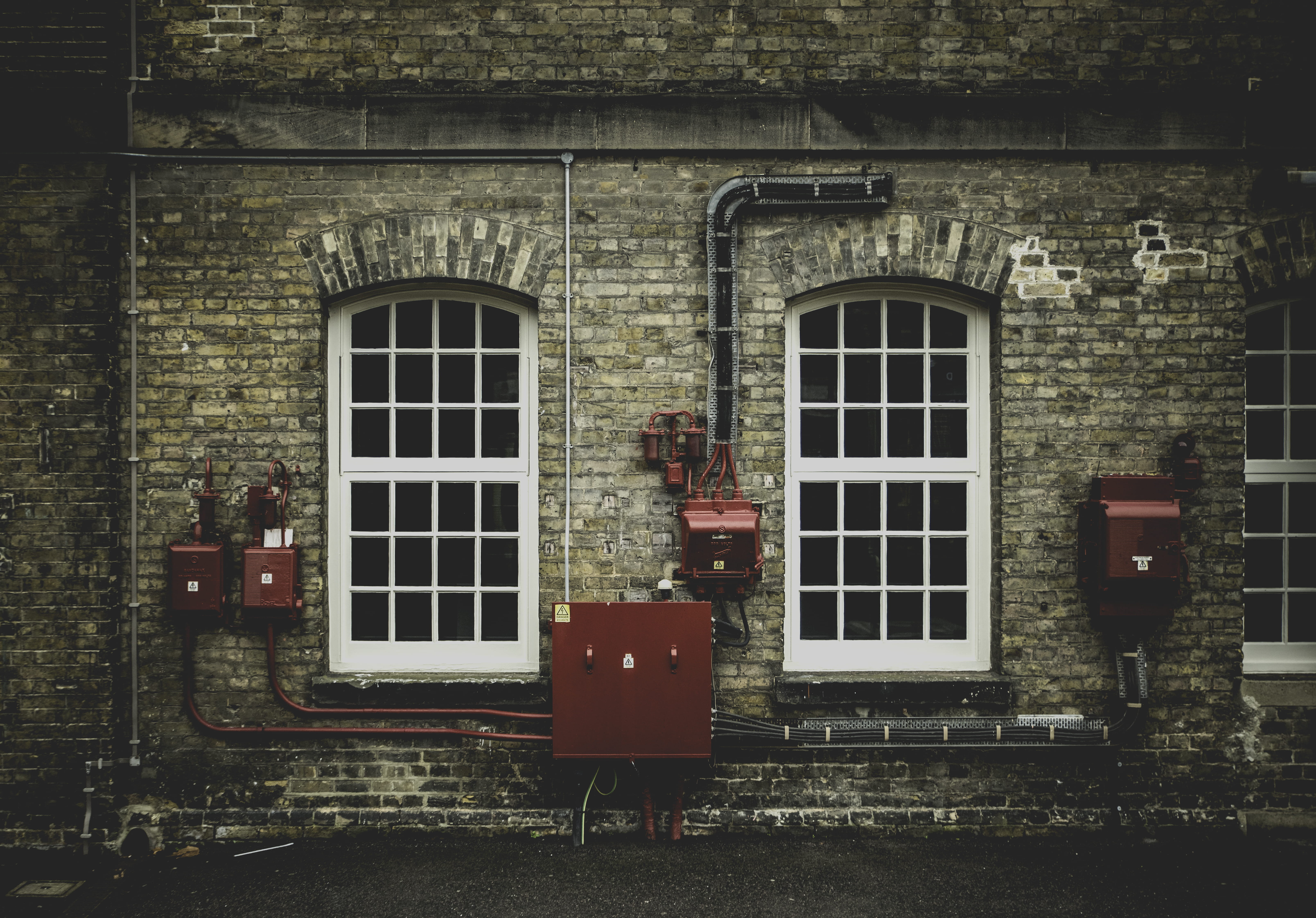 industry, contrast, day, wires, residential district, outdoors, abandoned, red, house, wall, brick wall, wall - building feature, united kingdom, the historic dockyard chatham, HD Wallpaper