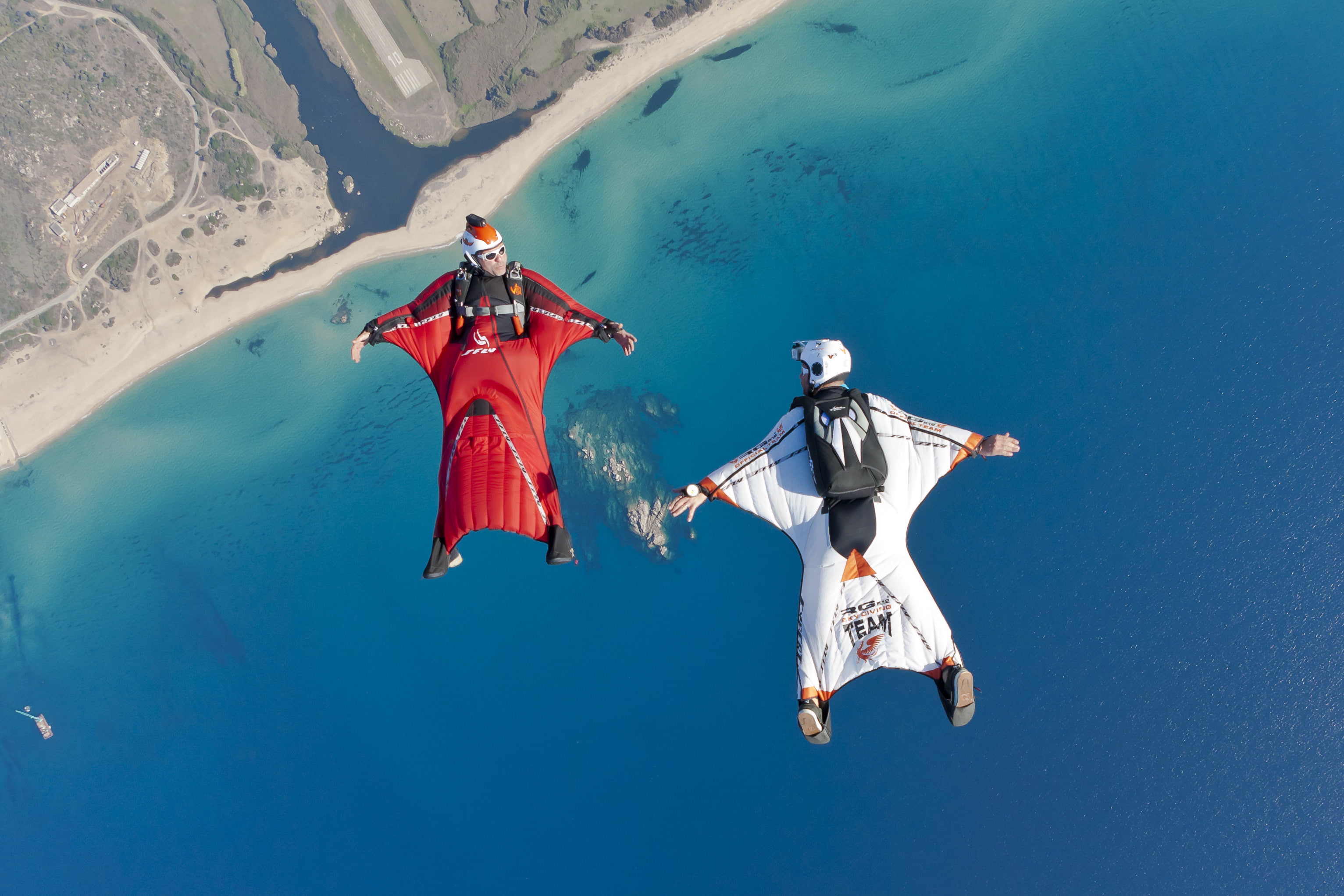 beach, boat, parachute, extreme sports, 2K, container, wingsuit, formation, camera, river, pilots, helmet, HD Wallpaper