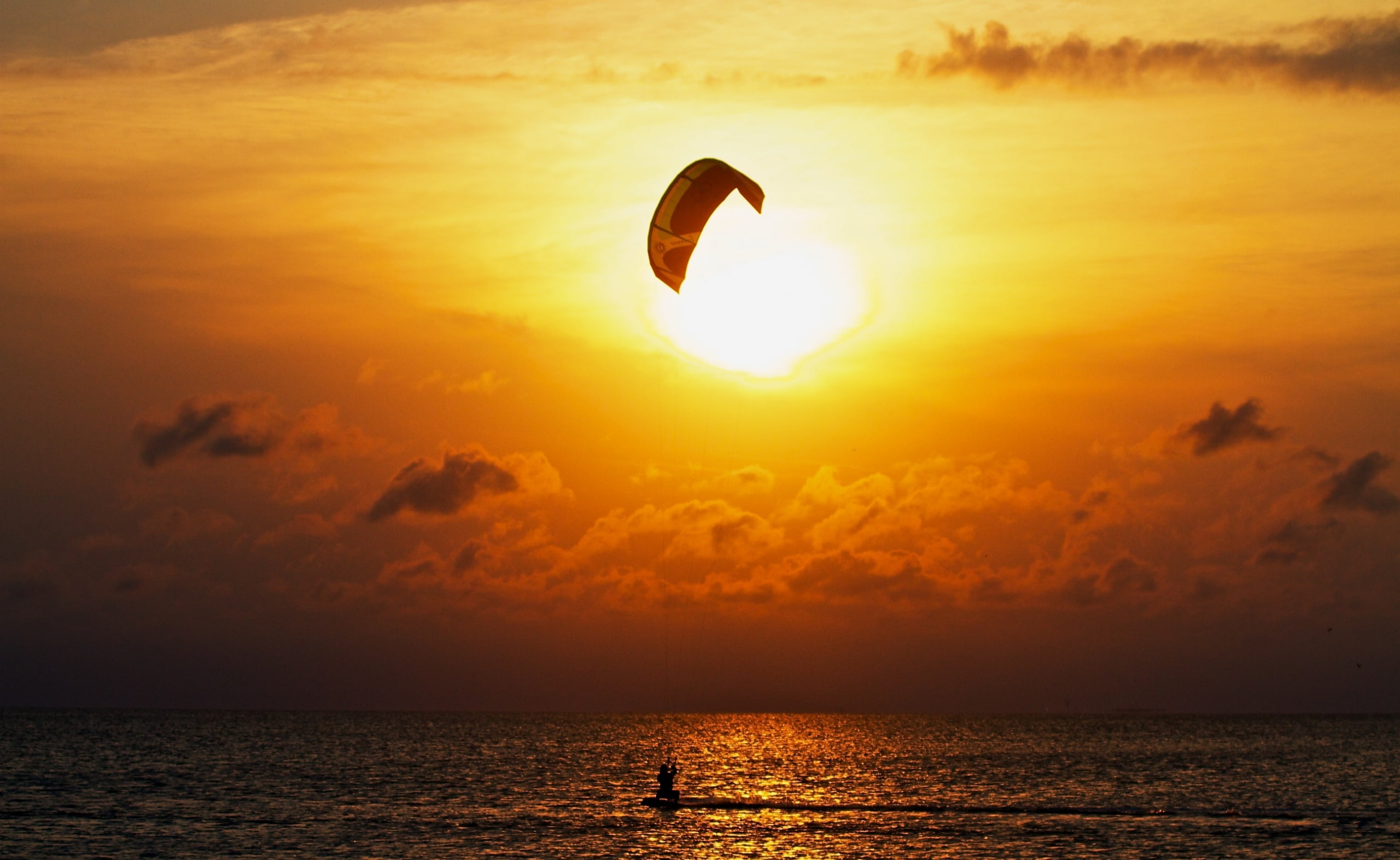 paragliding, unrecognizable person, sport, sea, cloud - sky, tranquility, sports, kitesurtfing, freedom, horizon over water, Clouds, kitesurfing, Nature, HD Wallpaper