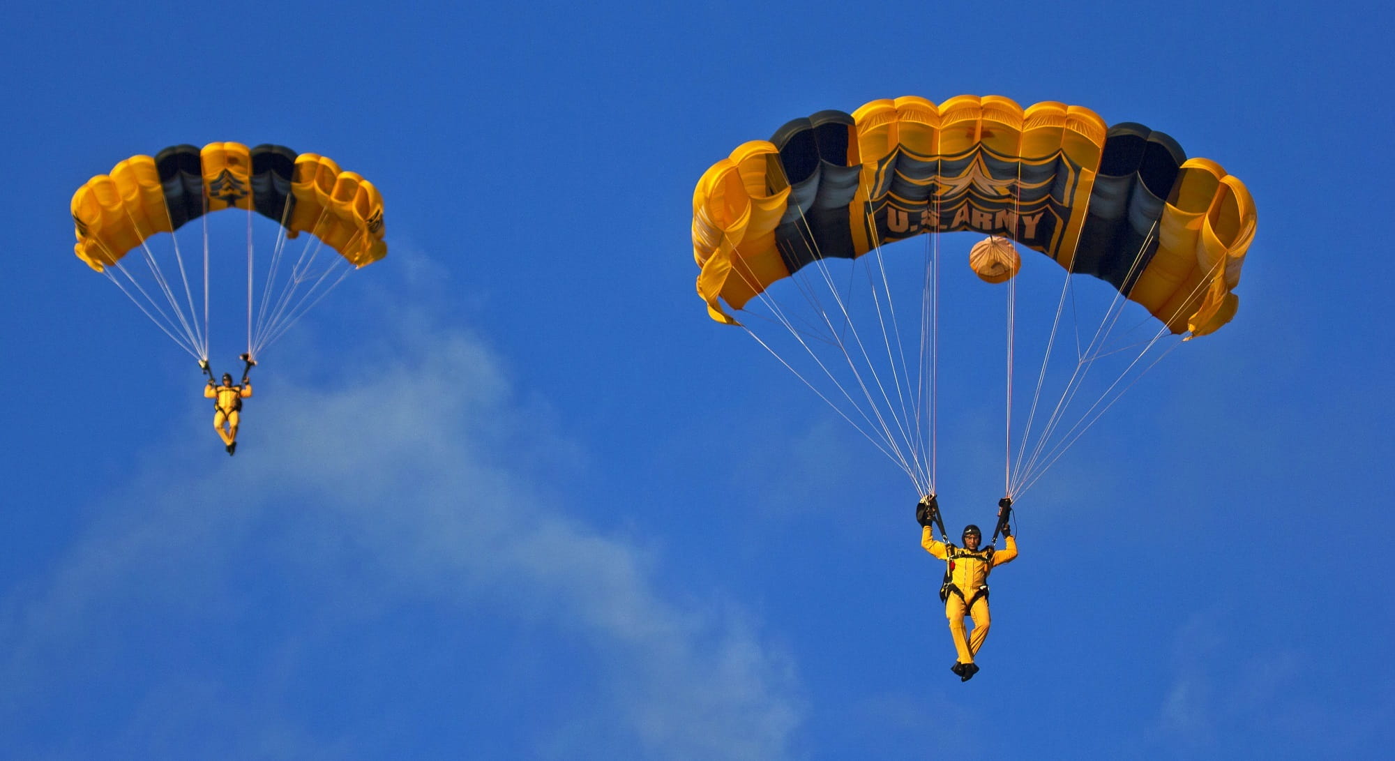 parasailing, paraglide, motion, exhilaration, adventure, unrecognizable person, jumpsuit, men, floating, golden knights, flying, outdoors, people, low angle view, HD Wallpaper