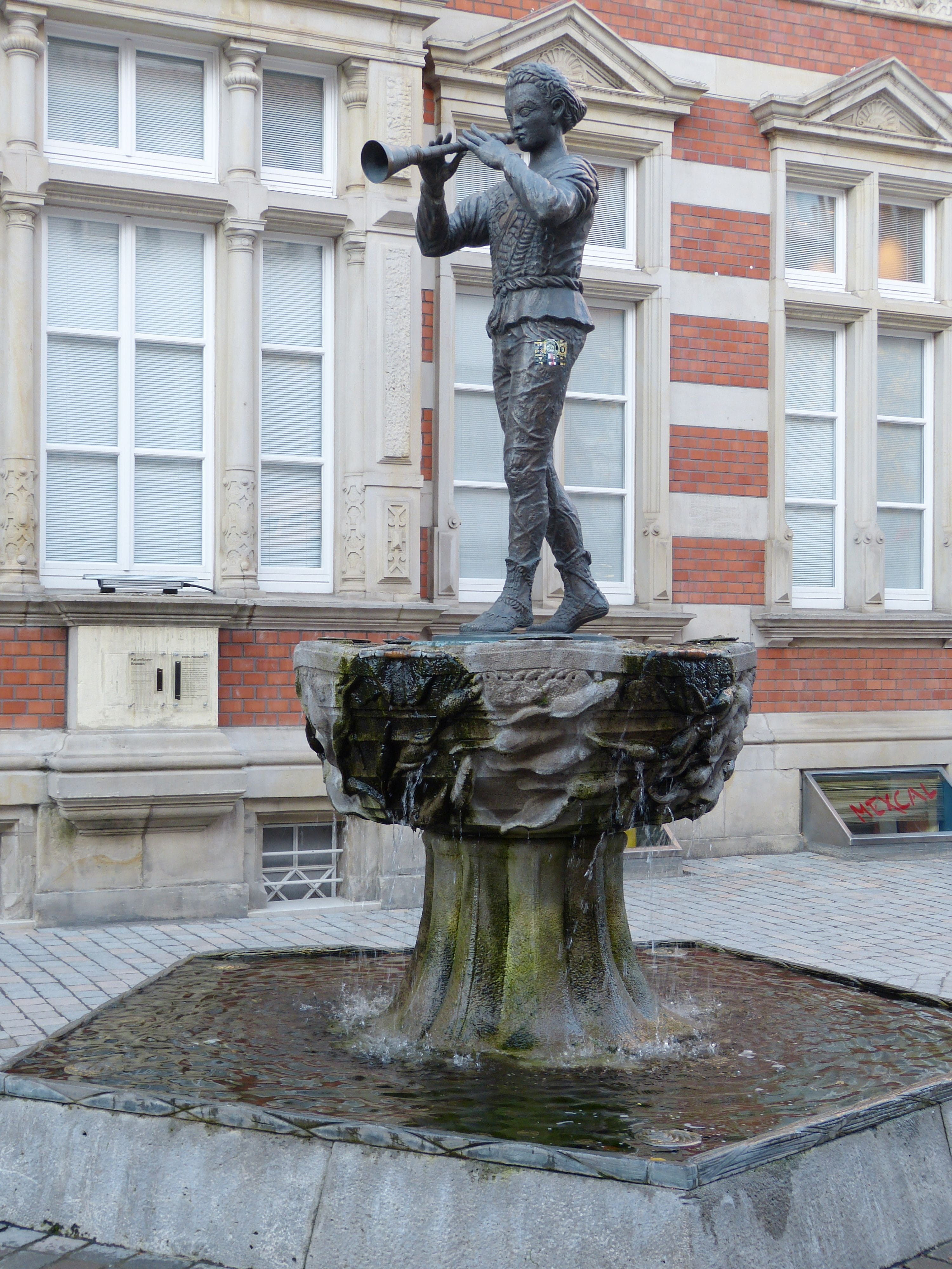 sculpture, male likeness, children, no people, monument, Pied Piper Of Hamelin, the pied piper of hamelin, flautist, bronze, creativity, outdoors, representation, Phone HD Wallpaper