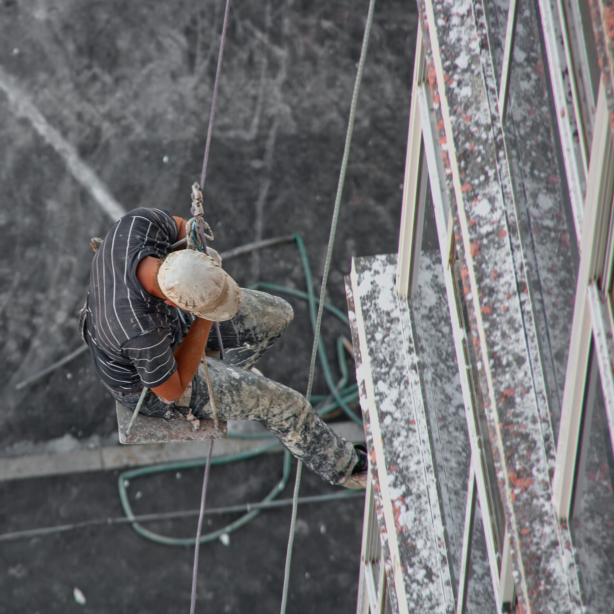 climber, selective focus, strength, metal, industrial, builder, one, outdoors, construction, work, focus on foreground, safety, man, 1080P, wall, high, Phone HD Wallpaper