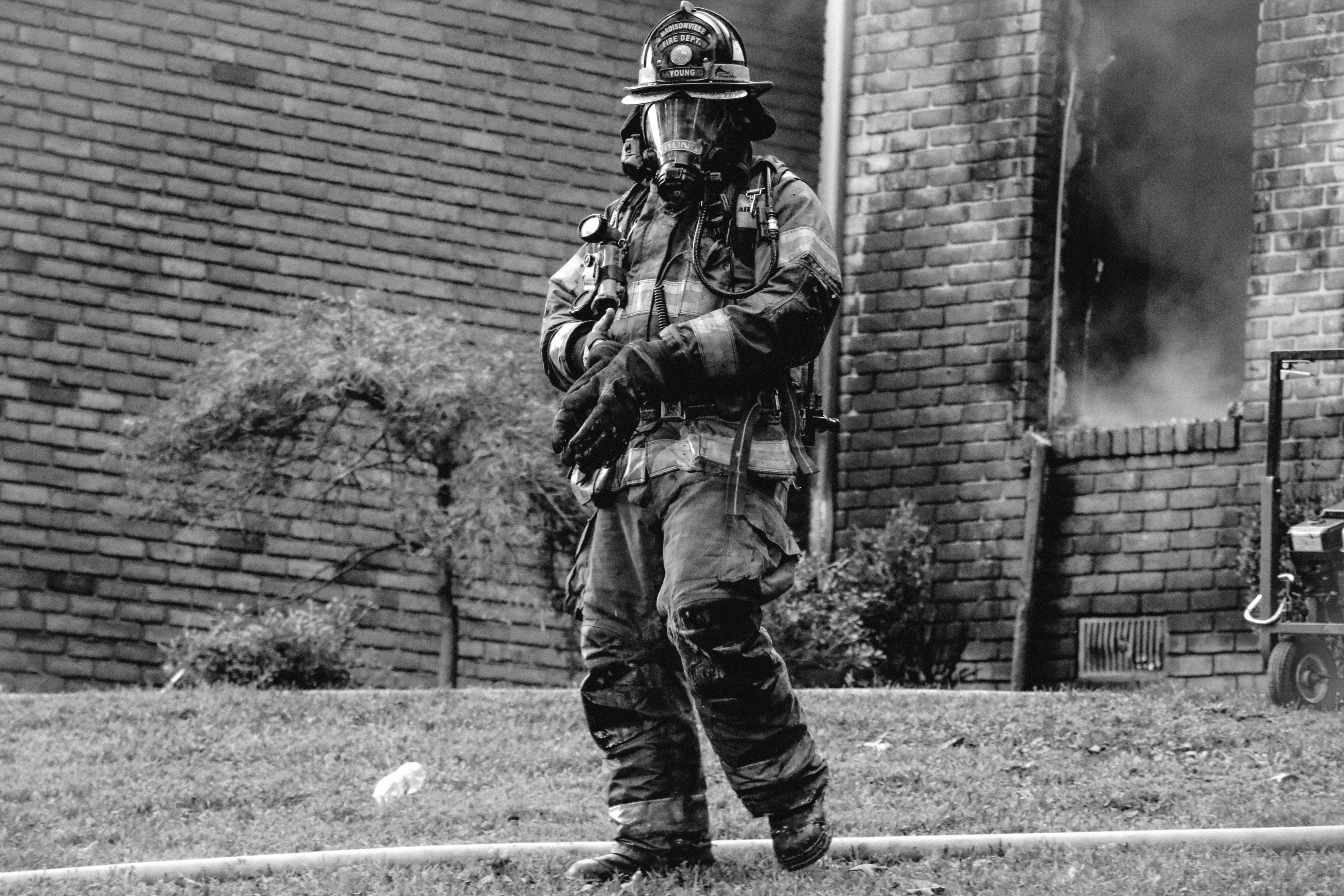 brick, photo, fire, fireman, building exterior, rifle, government, full length, architecture, armed forces, weapon, men, holding, grayscale, bombero, clothing, HD Wallpaper
