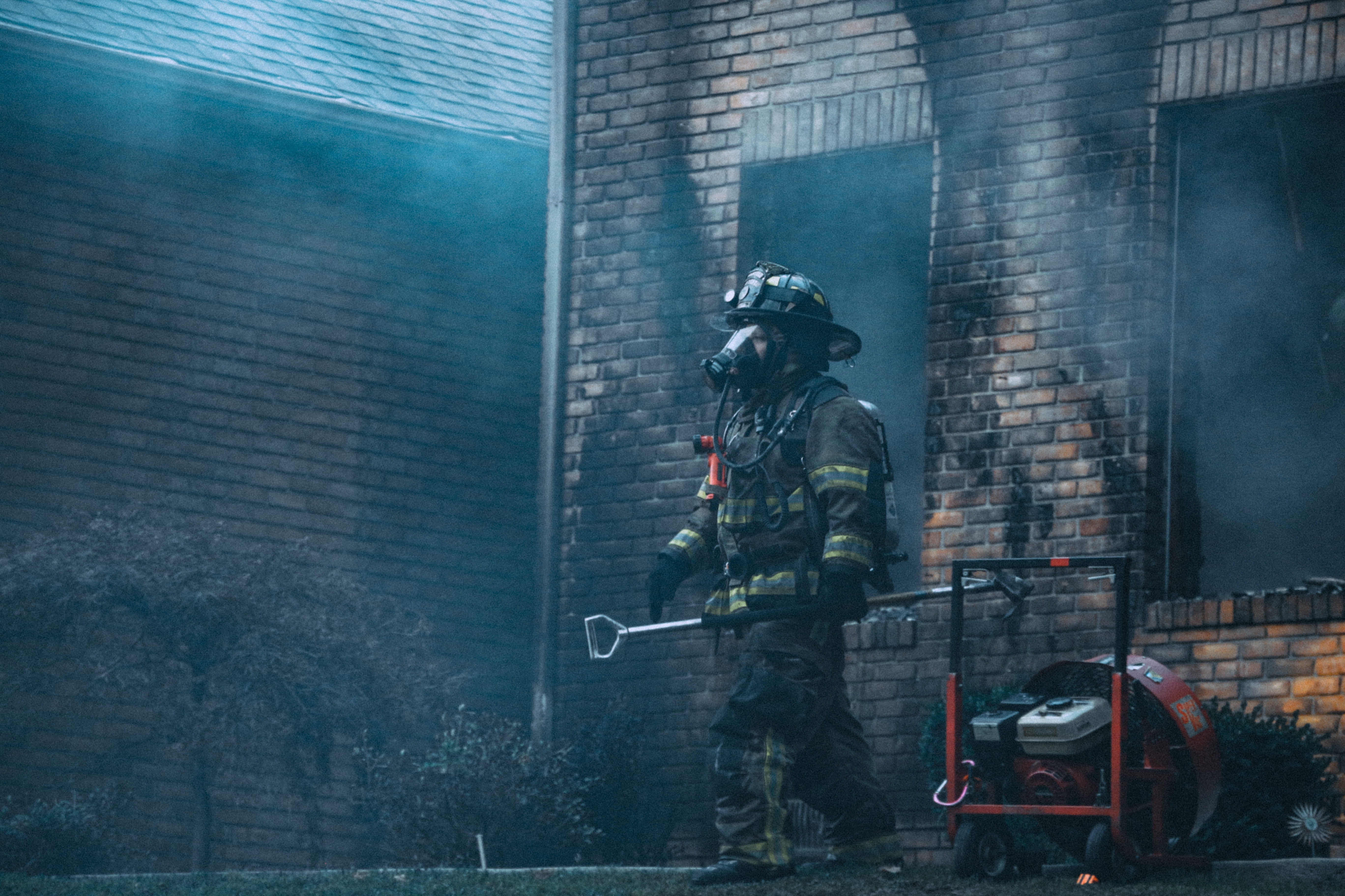 protection, day, occupation, fire, heat, 5K, security, shovel, holding, skyscraper, standing, fireman, fire hose, safety, men, building exterior, building, HD Wallpaper