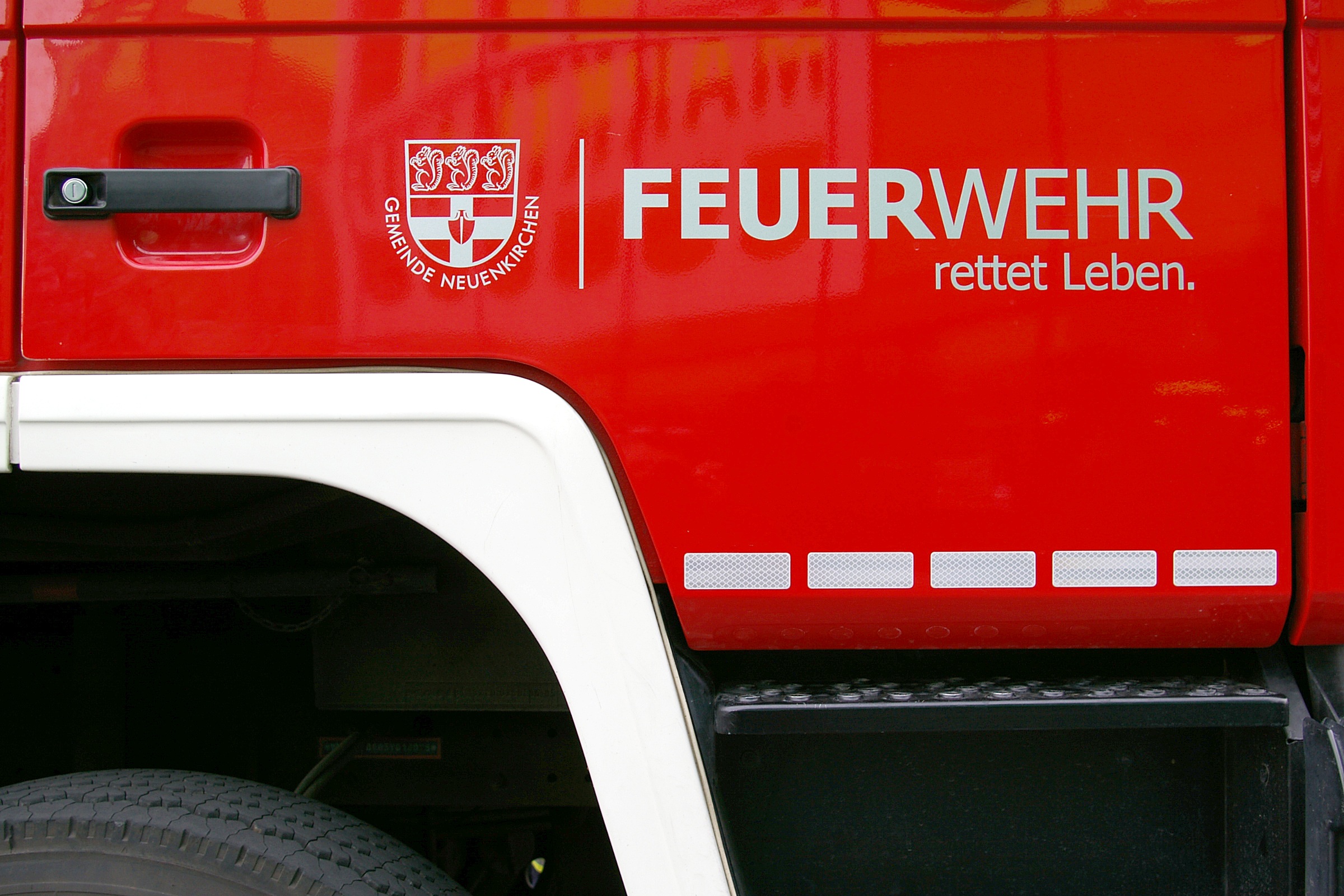 fire extinguisher, signal colour, wheel, travel, transportation, save lives, wear protective clothing, white, text, motor vehicle, equipment, door, day, HD Wallpaper