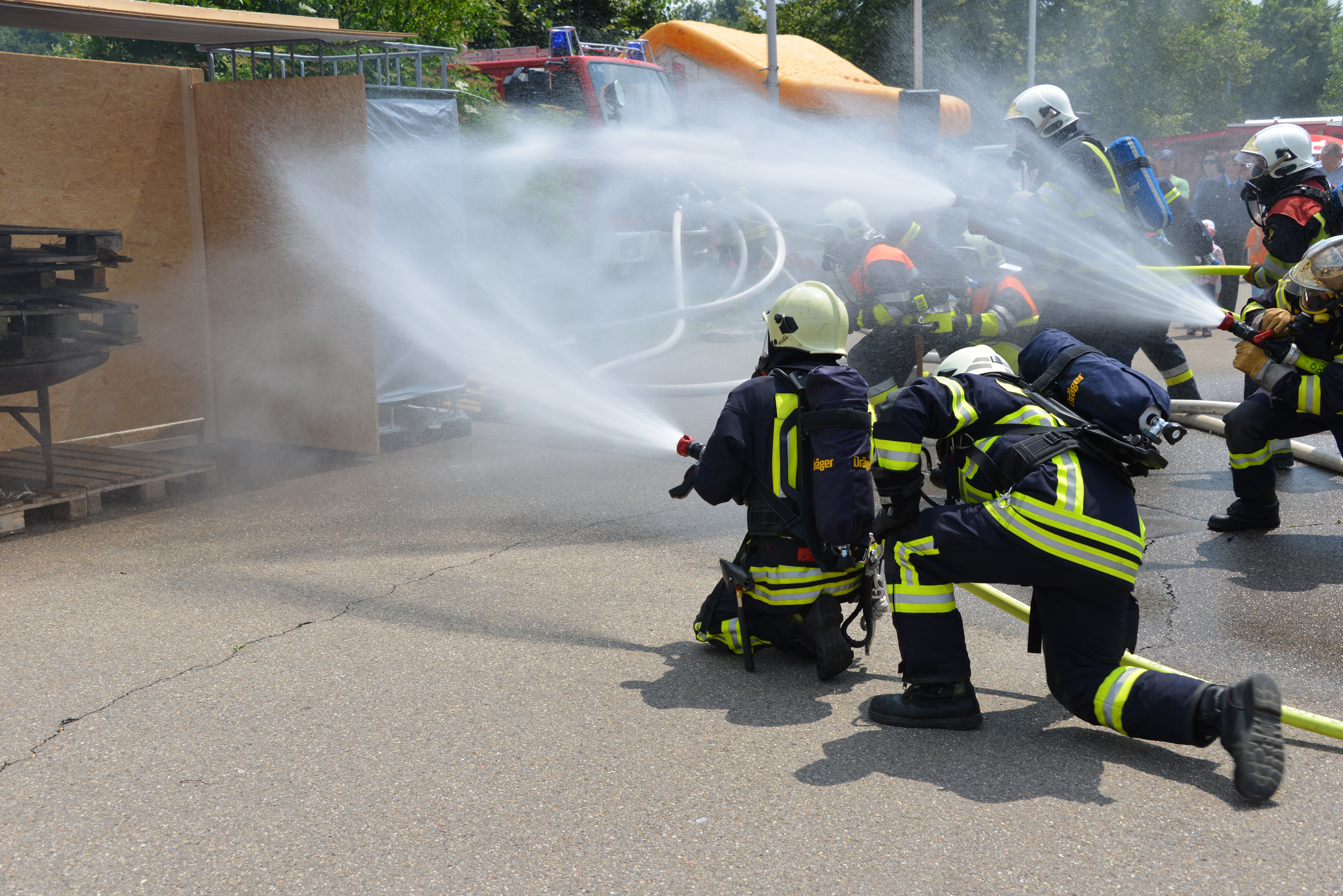 cooperation, firefighter, firefighters, gas mask, emergency, water pressure, respiratory protection, emergency equipment, hose, coworker, fire fighter, HD Wallpaper
