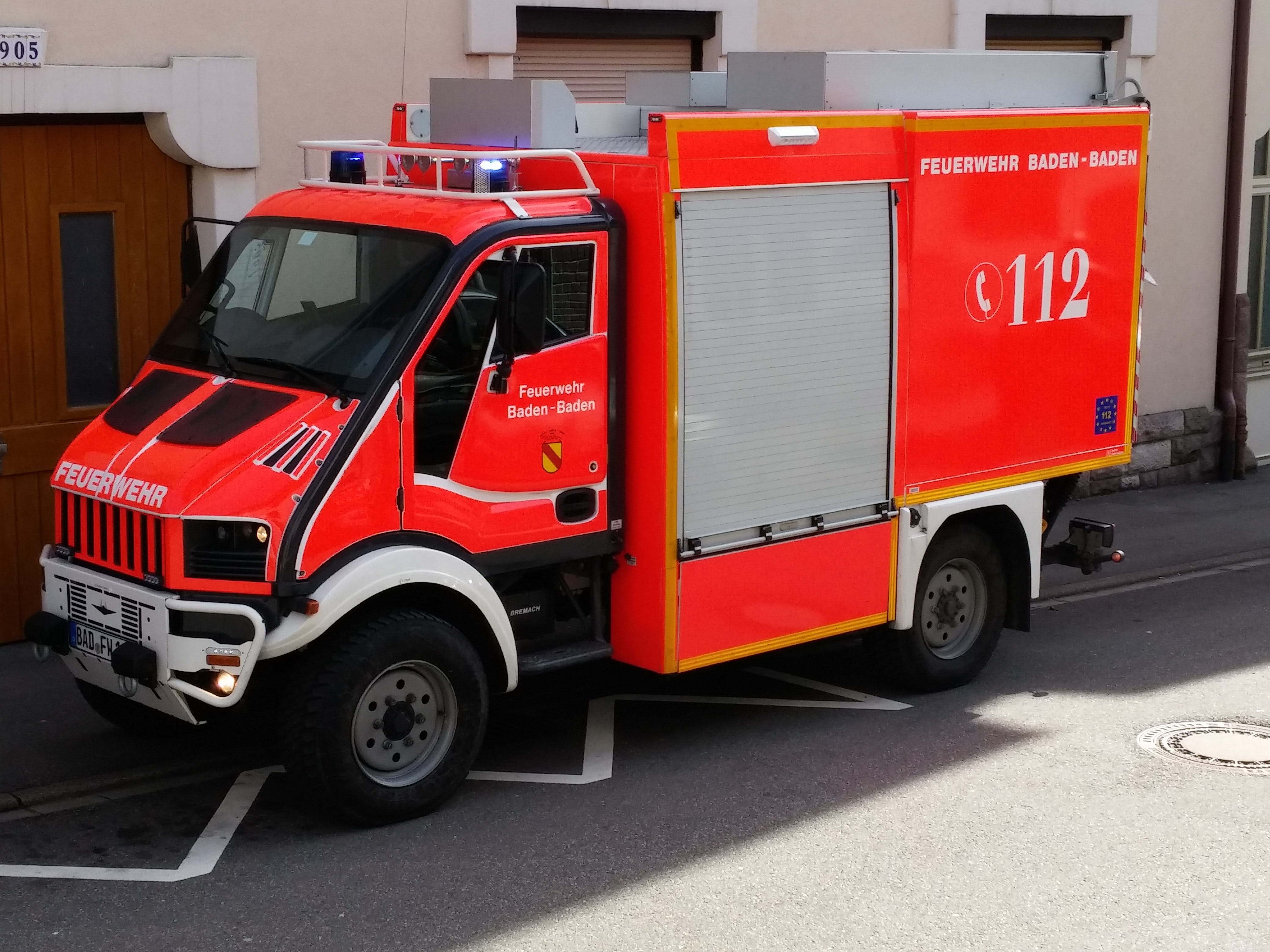 accident, save lives, helm, blue light, fire extinguishing, fire fighting, fire truck, equipment, built structure, firefighter baden-baden, use, feuerloeschuebung, HD Wallpaper