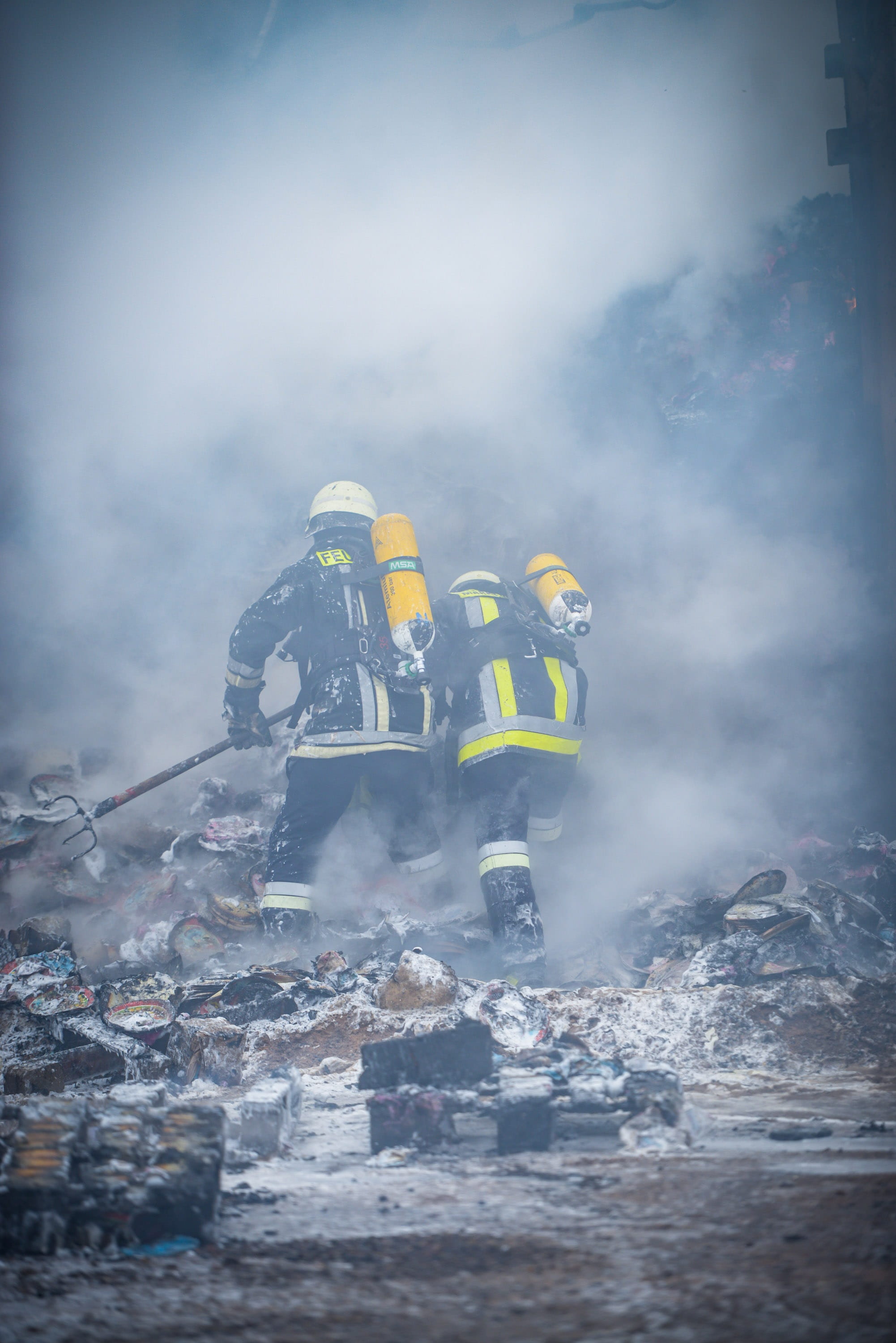 heroes, 2K, challenge, responsibility, fire fighting, headwear, day, respiratory protection, delete, sign, outdoors, safety, rear view, brand, nature, Phone HD Wallpaper