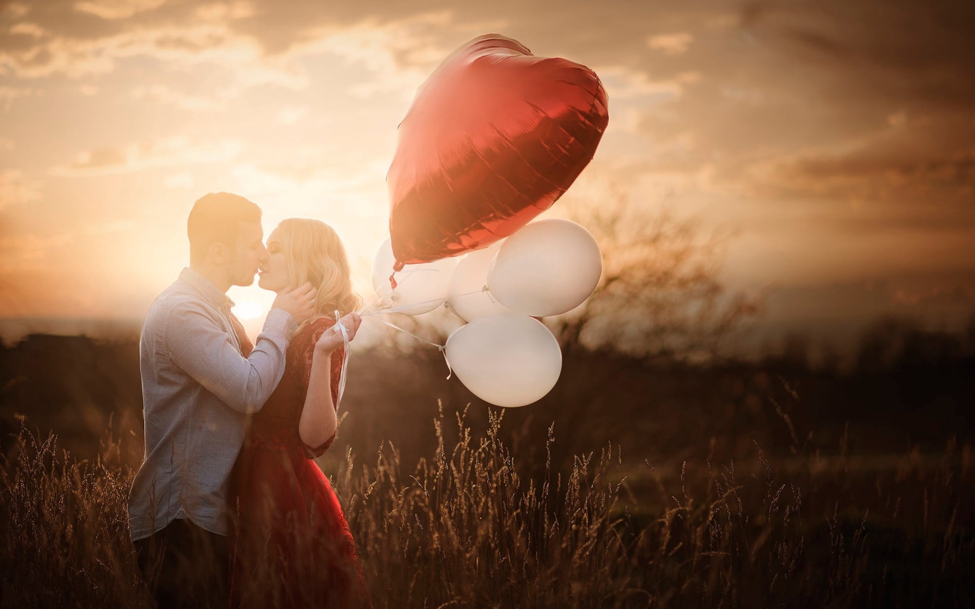 bonding, people, balloons, field, land, positive emotion, sunset, couple, real people, sky, 1080P, emotion, standing, heart, kiss, white, outdoors, red, HD Wallpaper