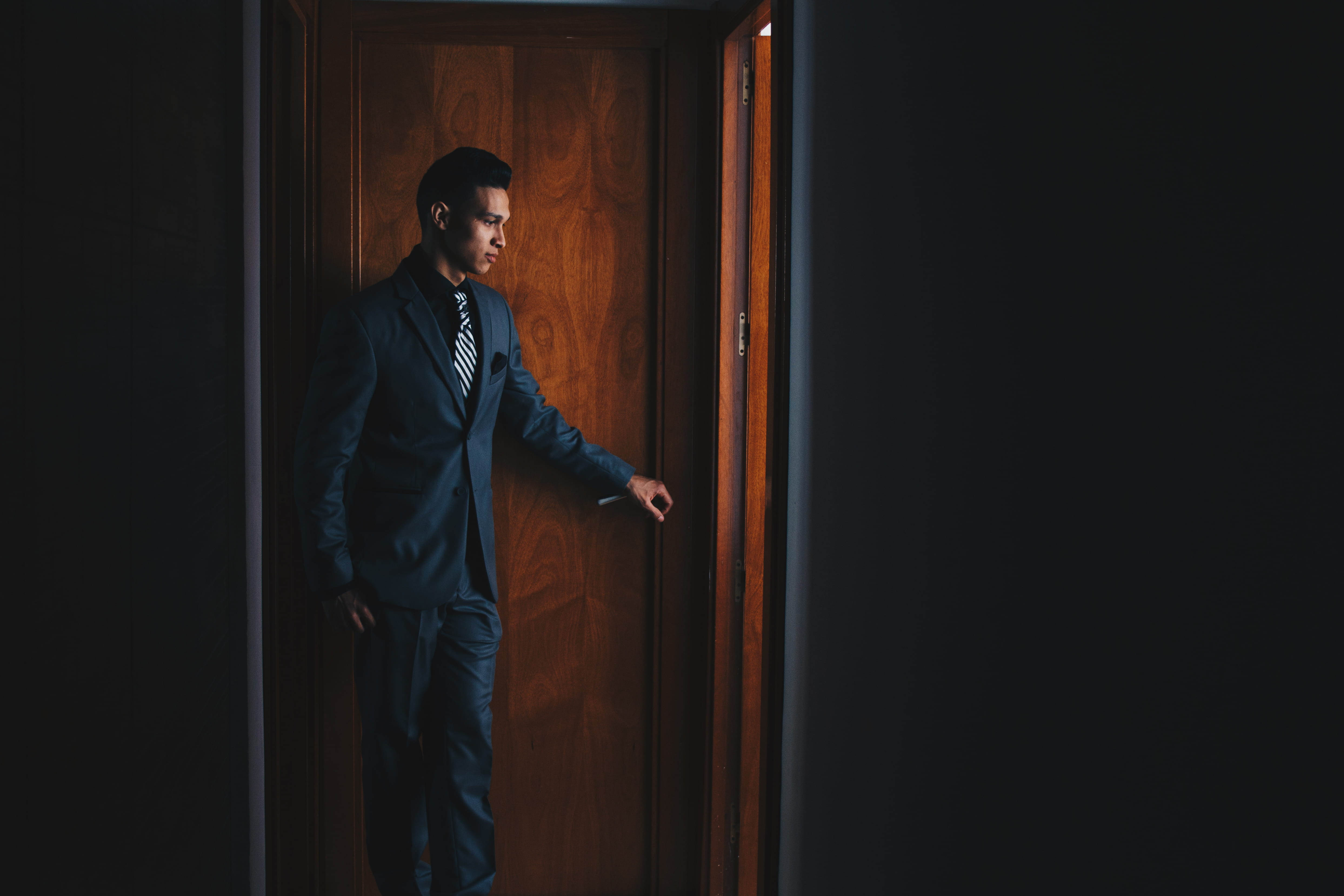 wooden door, wooden, indoors, males, 4K, man, la, real people, copy space, one person, dark, entrance, retrato, espera, young adult, wedding, front view, HD Wallpaper