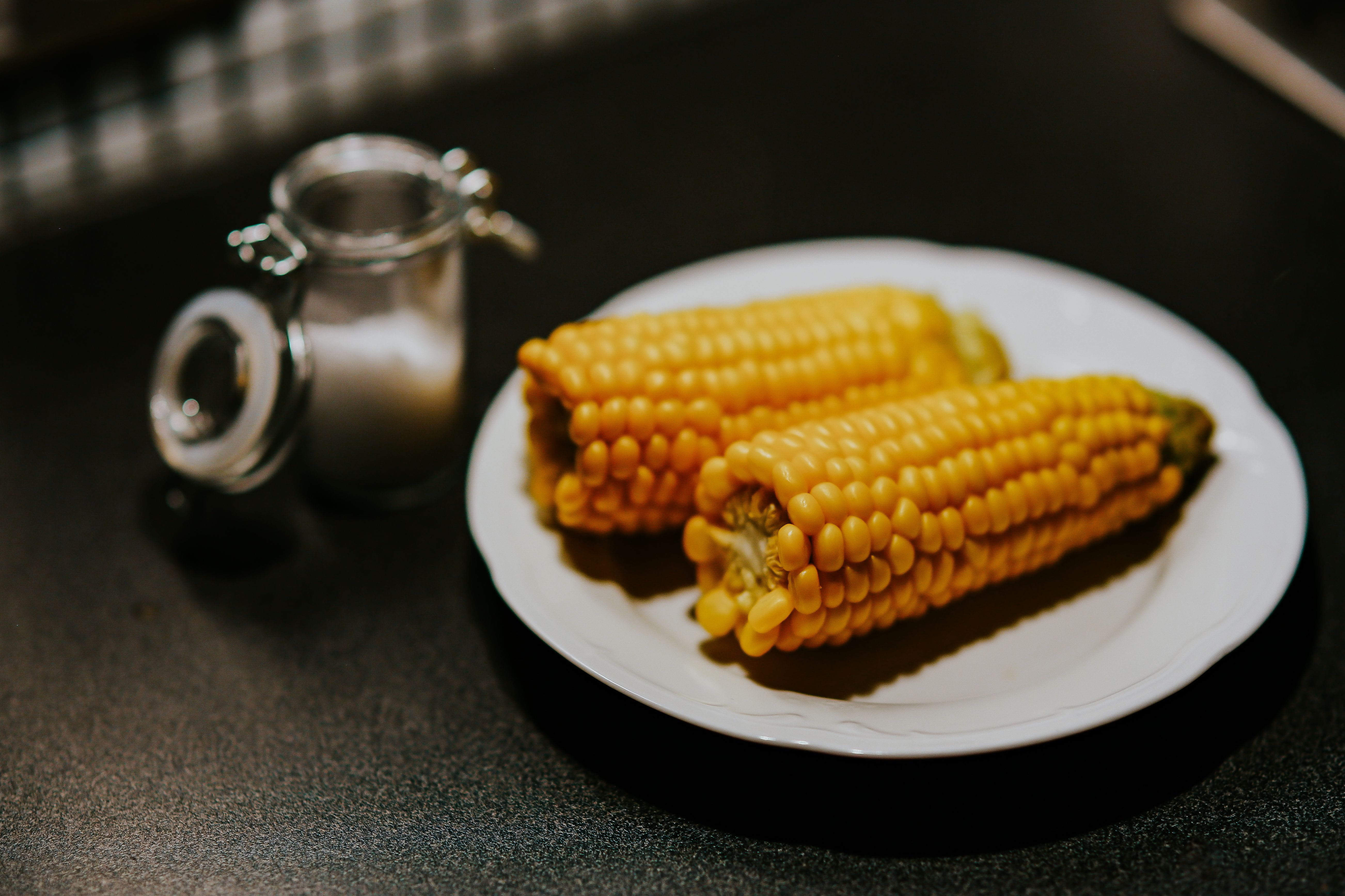 food, maize, sweetcorn, close-up, corn - Crop, table, no people, yellow, corncob, barbecue, corn, indoors, vegetable, selective focus, snack, cooking, breakfast, HD Wallpaper