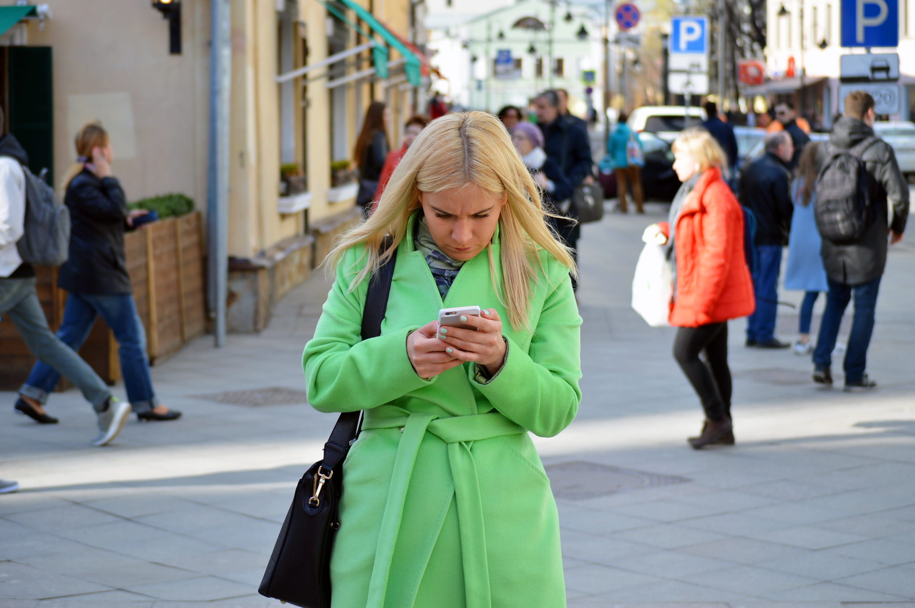 blonde, wireless technology, green, anger, adult, face, angry, mobile phone, concentration, pretty, person, lifestyles, focus, text messaging, smart phone, HD Wallpaper