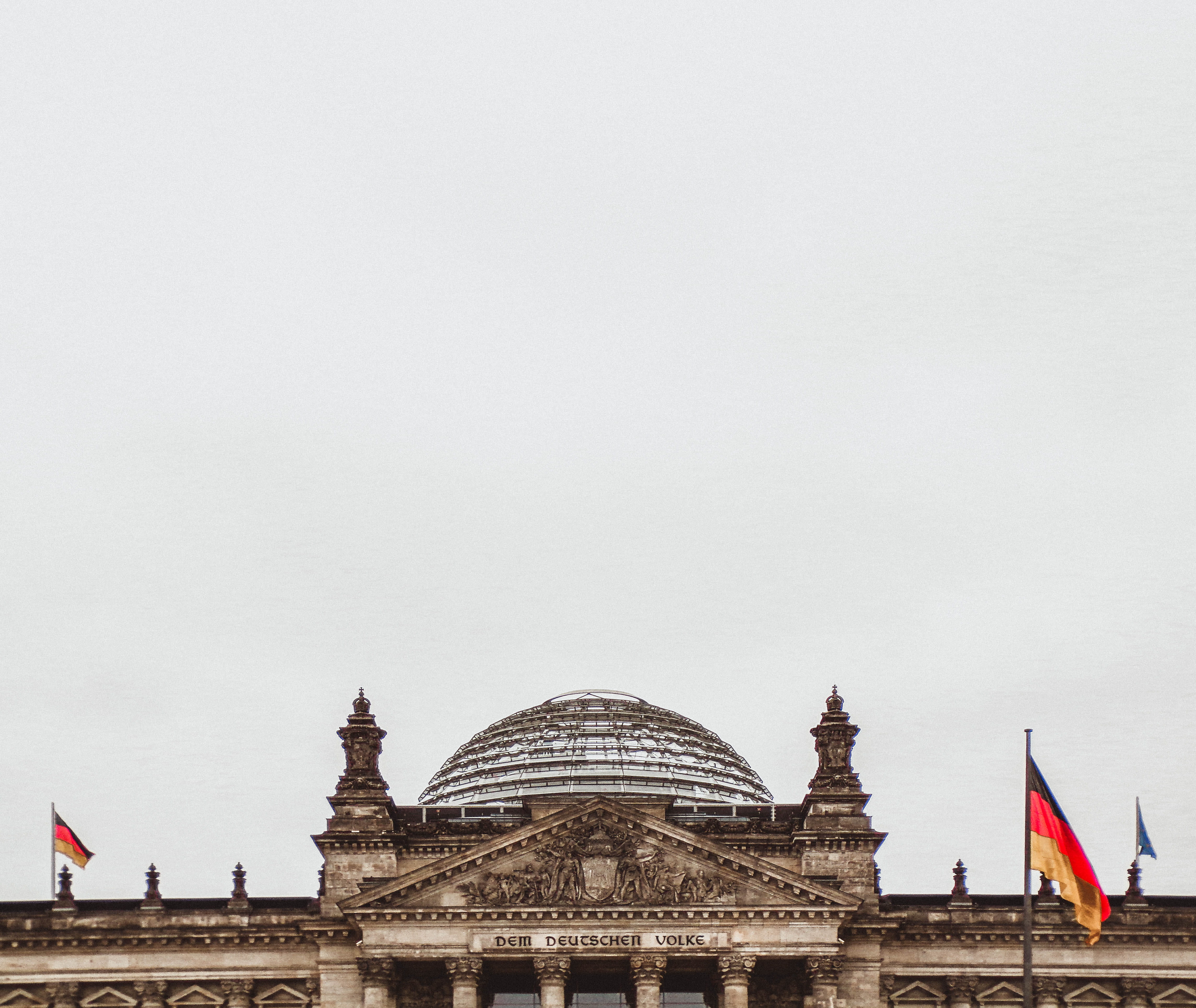 reichstag building, flag, photography, tourism, reichstag, building, built structure, building exterior, copy space, travel destinations, architecture, HD Wallpaper