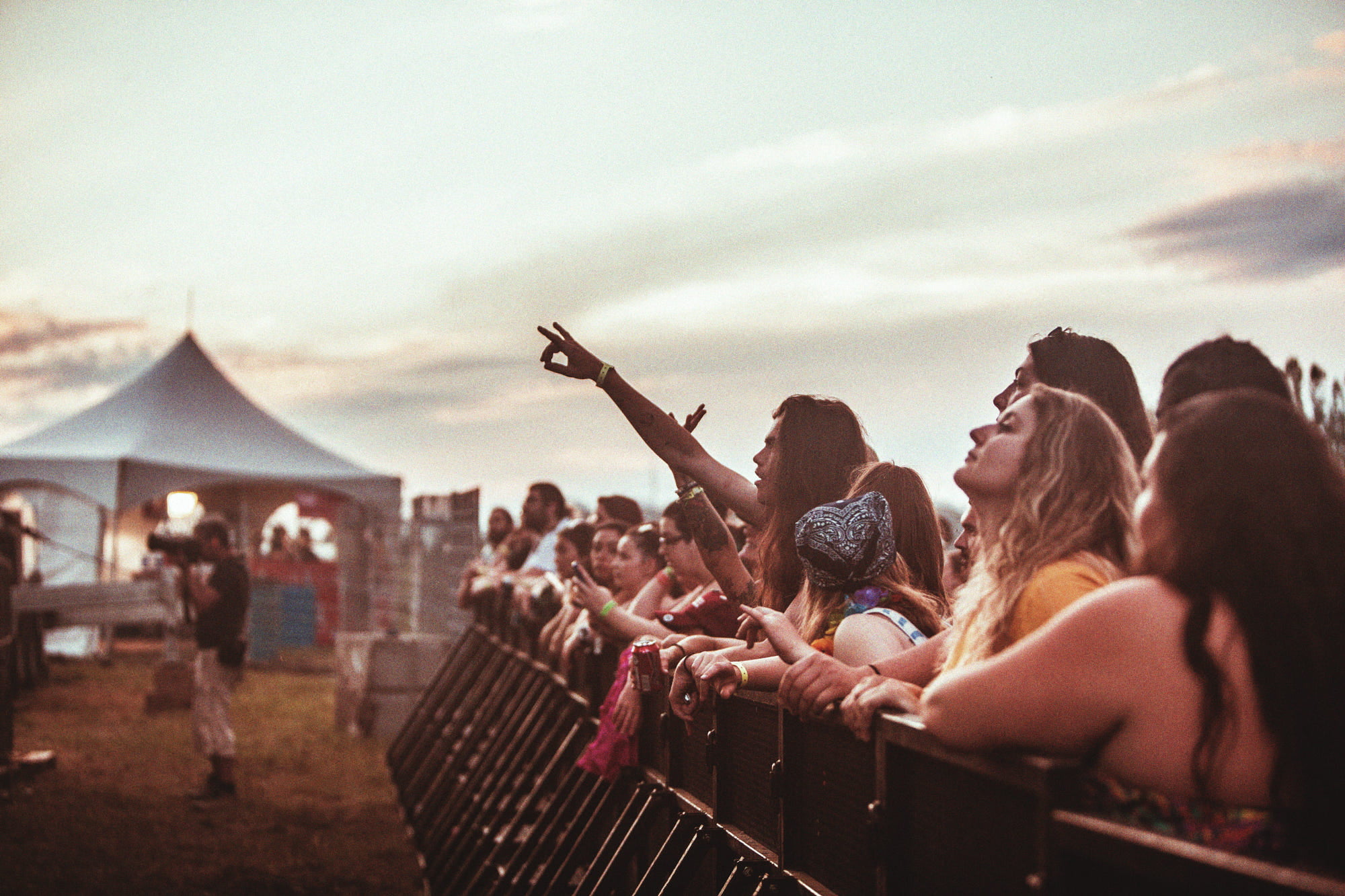 depth of field, photographer, camera, hand gesture, crowds, Laureen Burton, Woodstock, women, 1080P, singing, concerts, HD Wallpaper