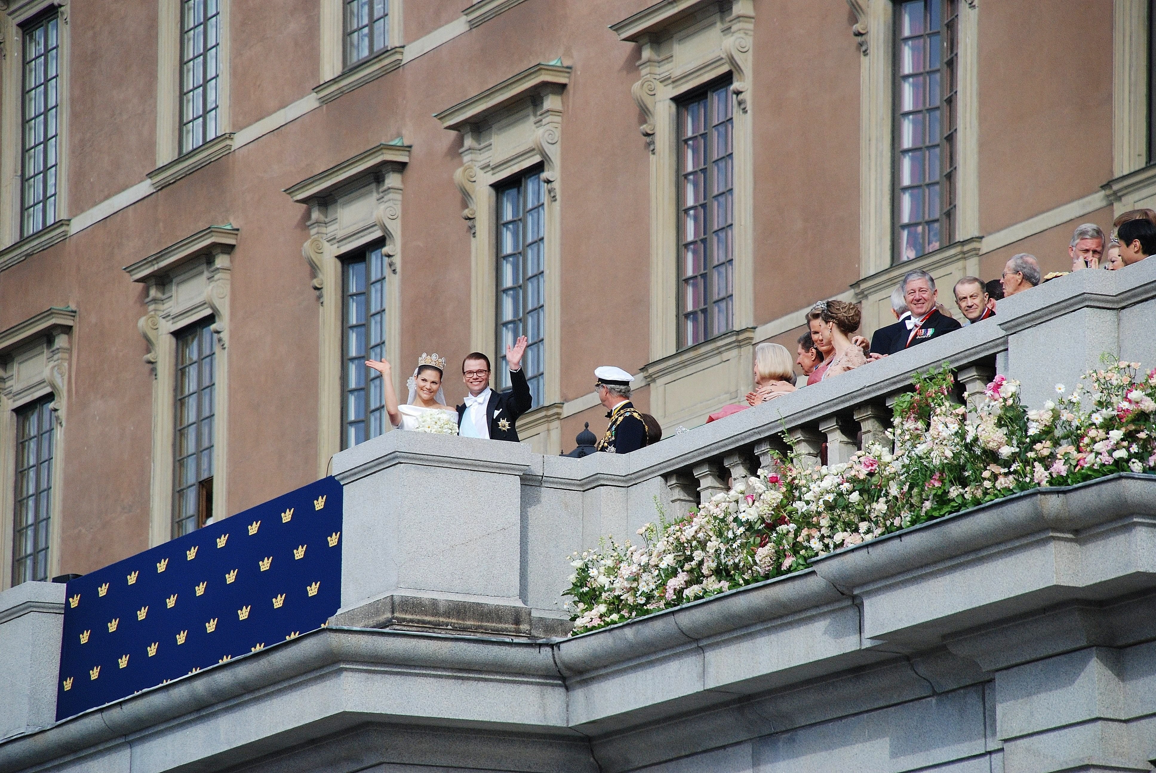 women, queen, magdalena, real people, royal, railing, architecture, crown, balcony, royalty, lifestyles, prince, people, low angle view, day, princess, HD Wallpaper