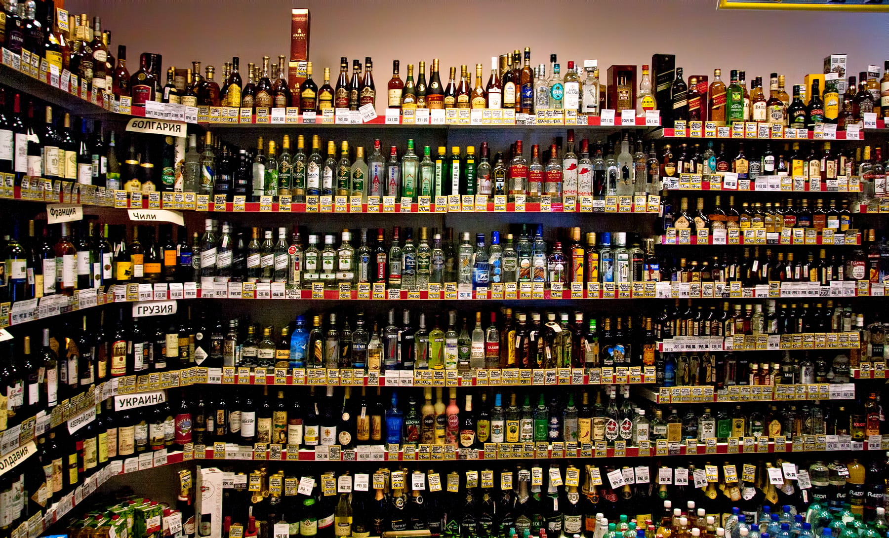 indoors, bottle, liquid, unopened, objects, nobody, whisky, bourbon, drink, shopping, bar, supermarket, choice, whiskeybottles, alcoholicdrinks, retail, HD Wallpaper
