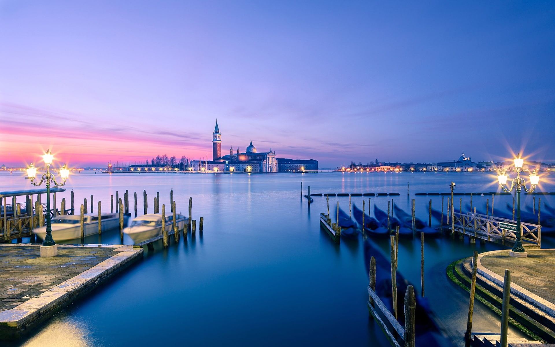 yachts, Town, Sunset, gondola, 1080P, white, Pier, lot, Italy, Boats, Evening, Venice, Lights, Sea, boat, HD Wallpaper