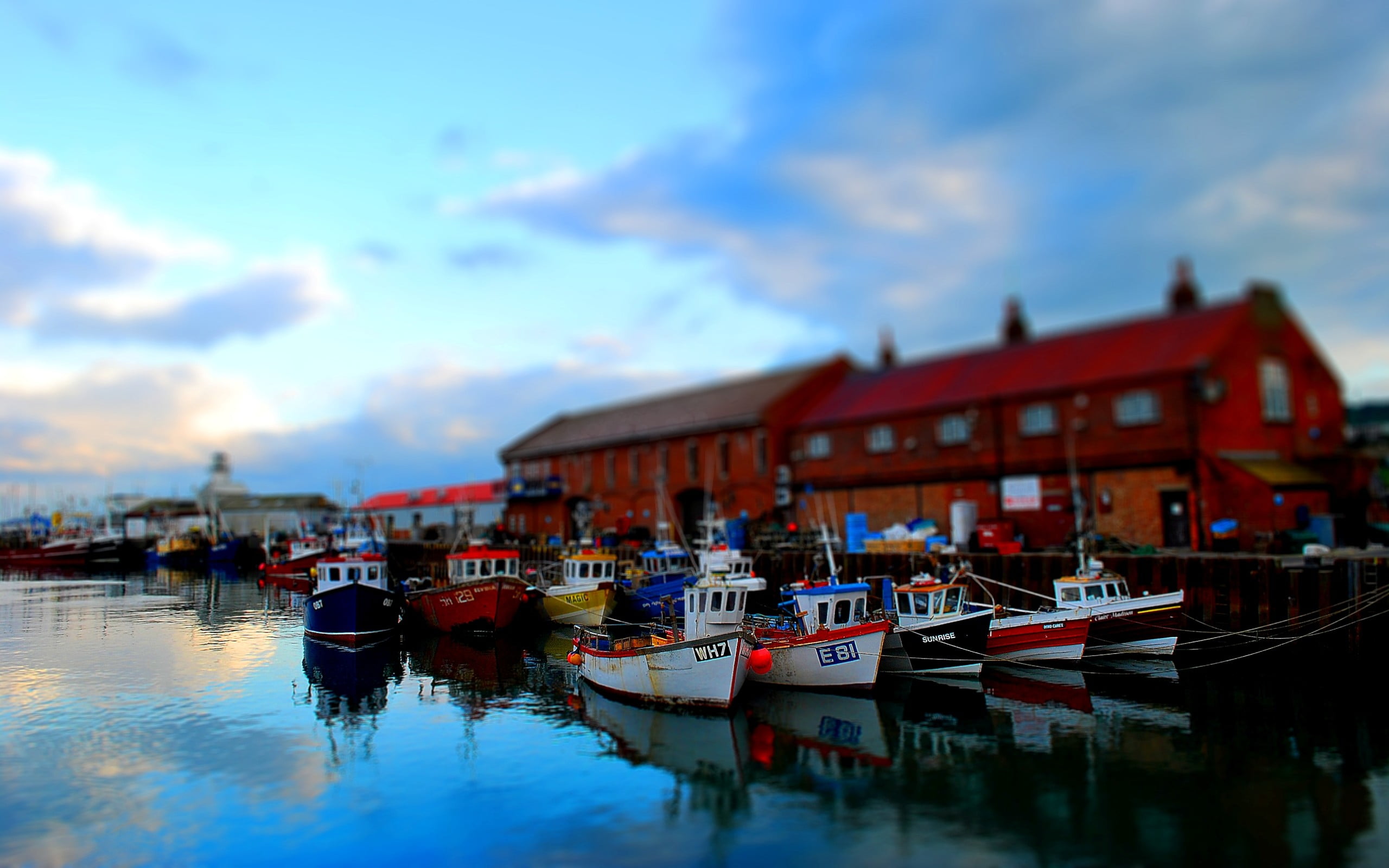 outdoors, sky, red, building Exterior, boats, night, pier, lot, amsterdam, passenger craft, architecture, canal, famous Place, dockside, multi Colored, HD Wallpaper