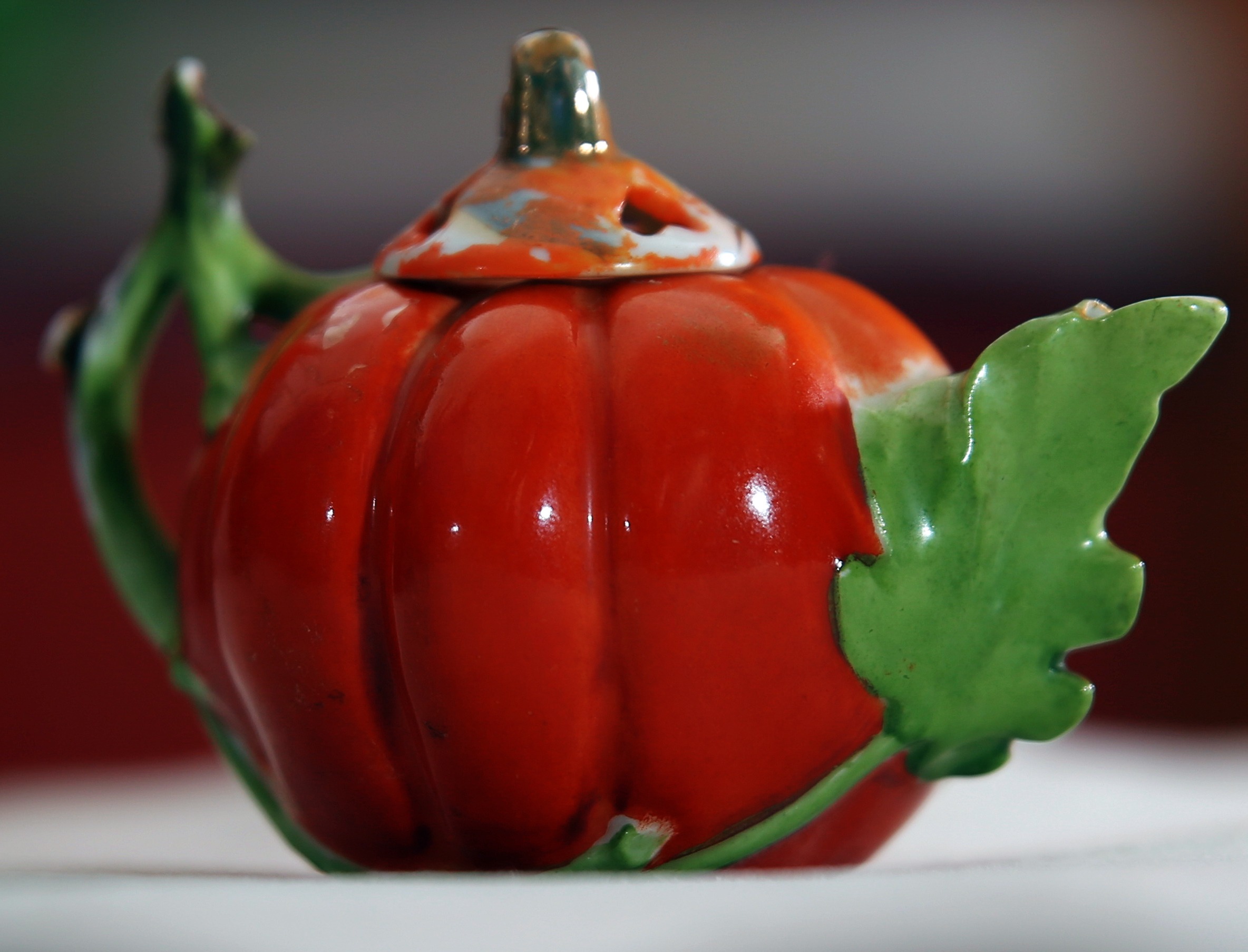 red bell pepper, pepper, tea, bell pepper, studio shot, selective focus, indoors, wellbeing, tea-pot, table, 19th century, vegetable, plant stem, food, HD Wallpaper