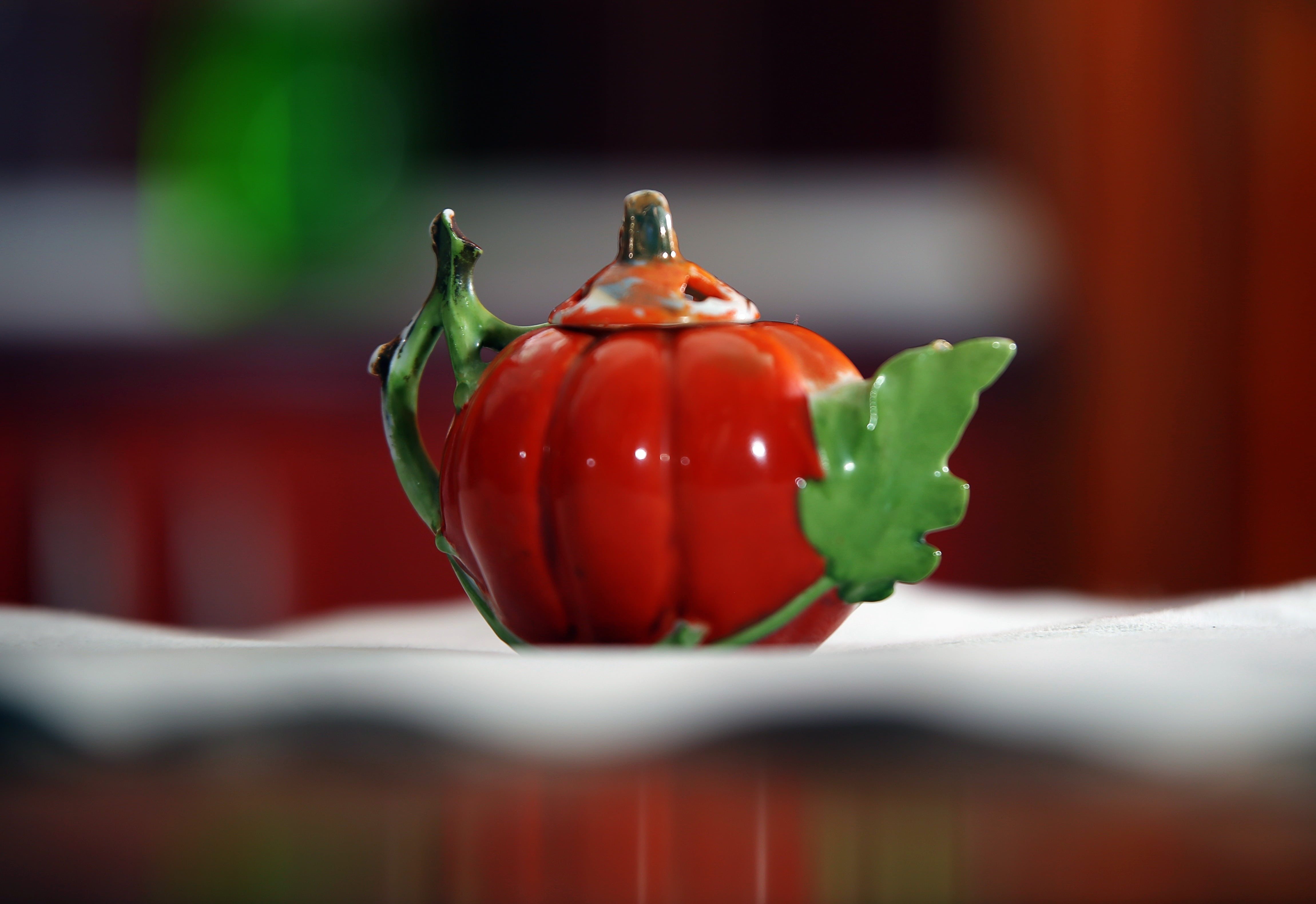 freshness, vegetable, green, figure, bell pepper, tea-pot, close-up, indoors, organic, focus on foreground, selective focus, orange, collectible, 4K, fruit, HD Wallpaper