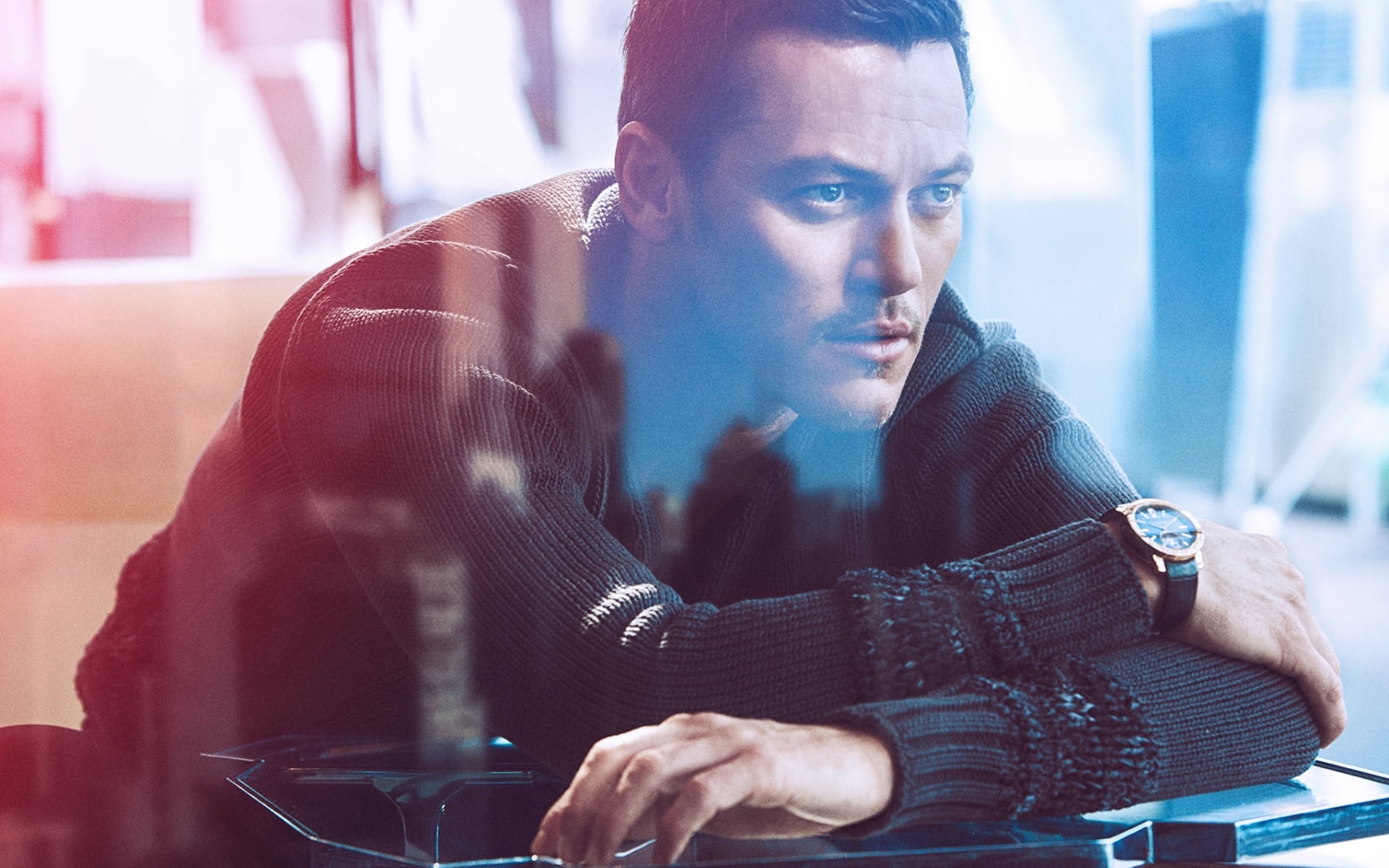 looking, one person, 2015, day, Male Celebrities, sitting, contemplation, business person, indoors, evans, casual clothing, 720P, hollywood, young adult, HD Wallpaper