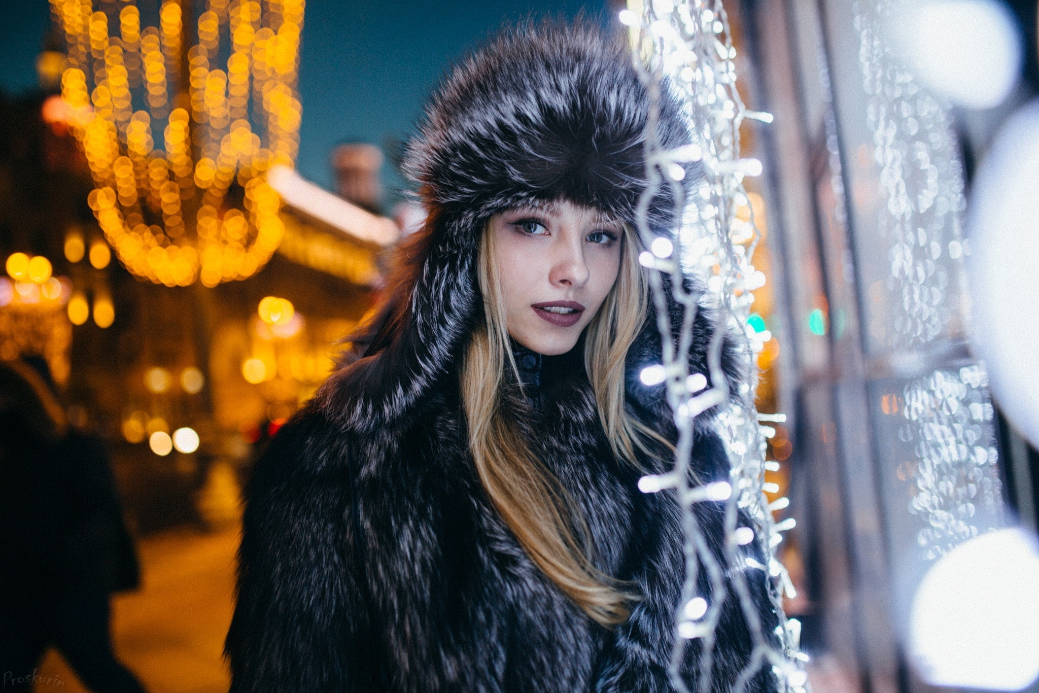 hat, lips, city, colors, coat, lights, eyes, chic, wonderful, fur, glare, amazing, light, beauty, outdoor, model, makeup, hair, garland, portrait, bokeh, HD Wallpaper