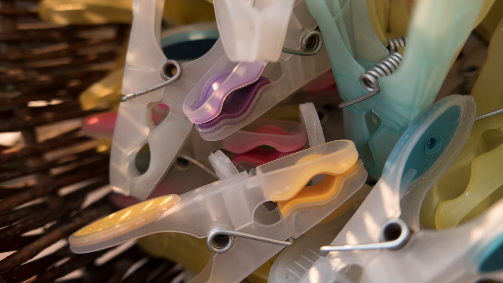 clothespin, day, nature, equipment, multi colored, 1080P, clean, large group of objects, art and craft, abundance, healthy lifestyle, baskets, close-up, HD Wallpaper