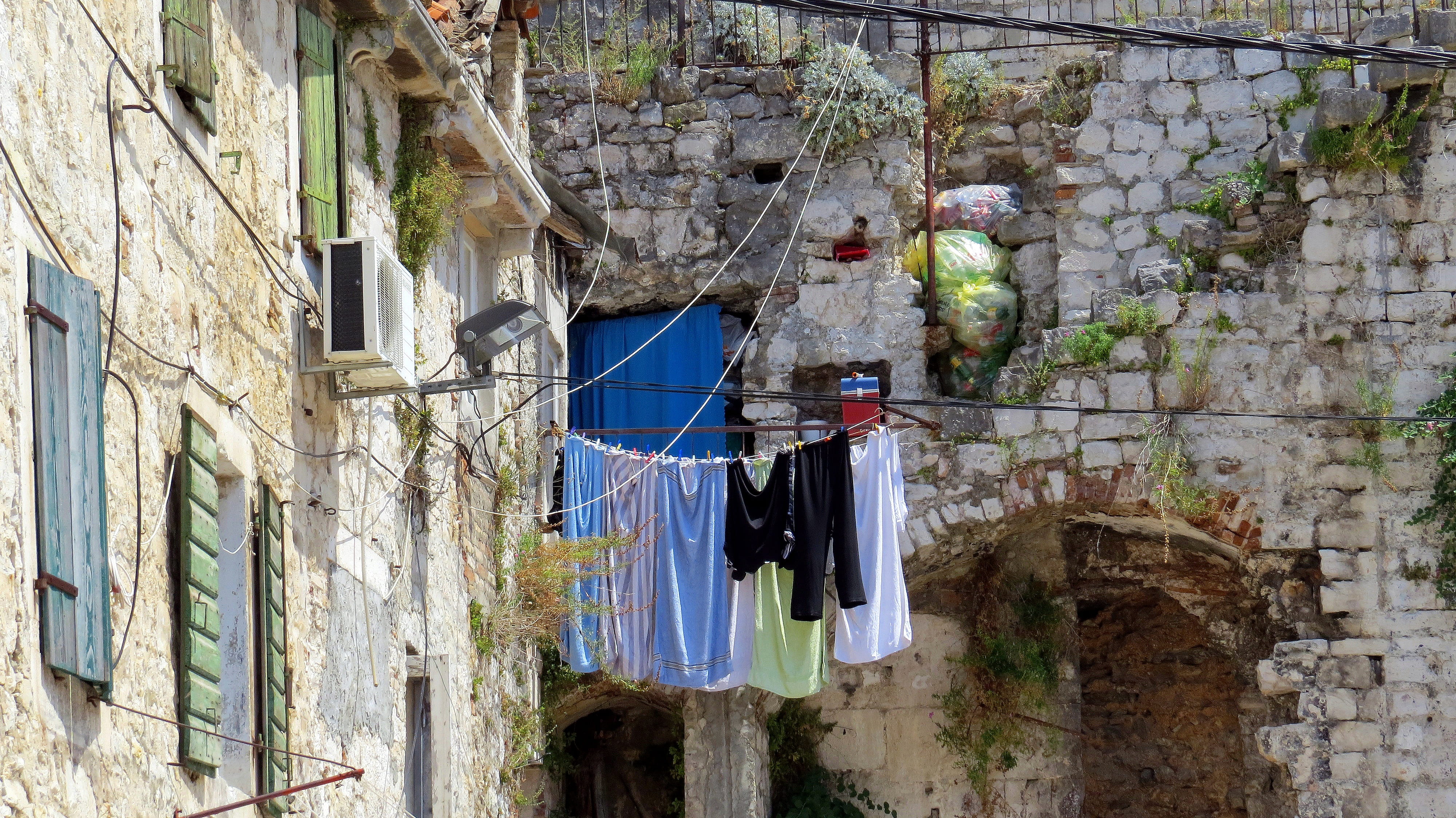 Lake Dusia, near, clothing, laundry, outdoors, building, textile, residential district, 4K, clothesline, the background, house, building exterior, day, HD Wallpaper