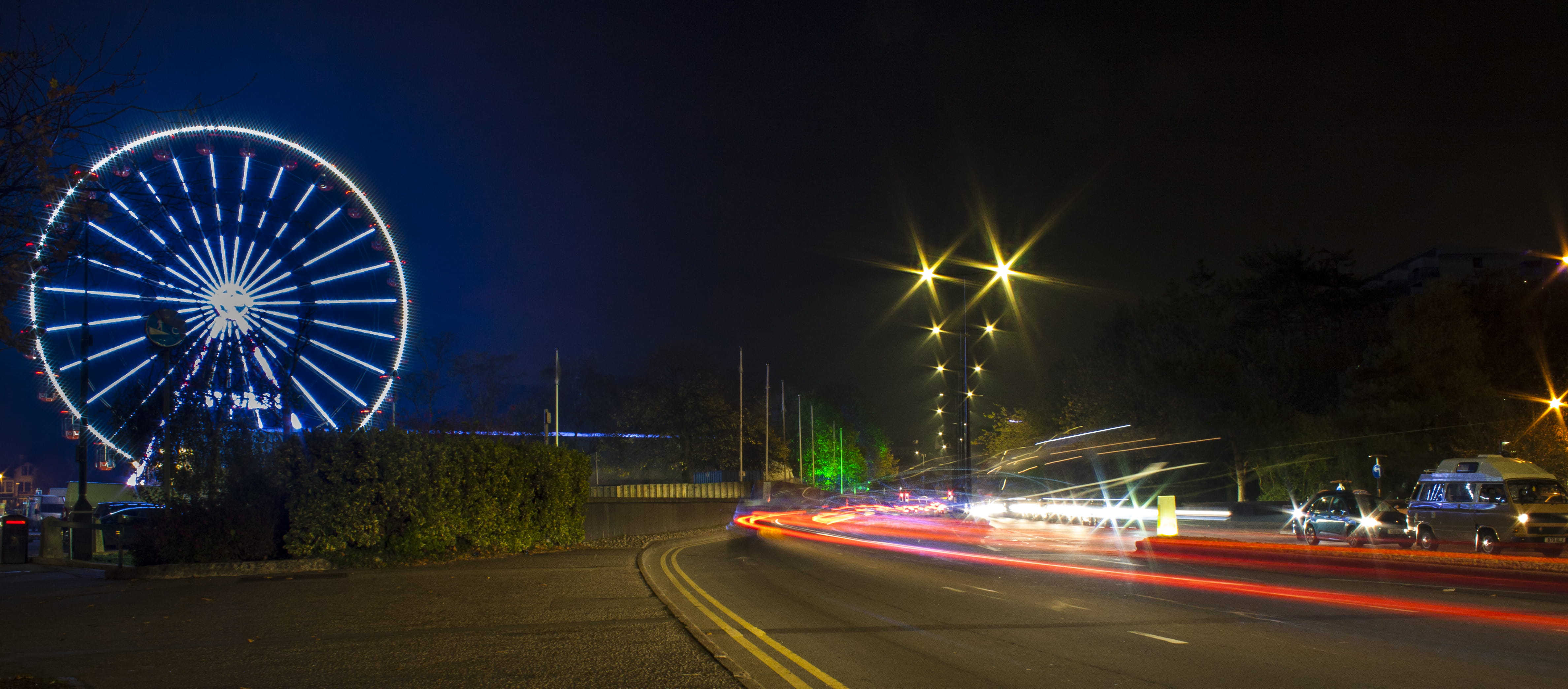 amusement park, united kingdom, blurred motion, city, 4K, architecture, no people, cars, night, street, nightlife, city life, outdoors, ferris wheel, amusement park ride, HD Wallpaper