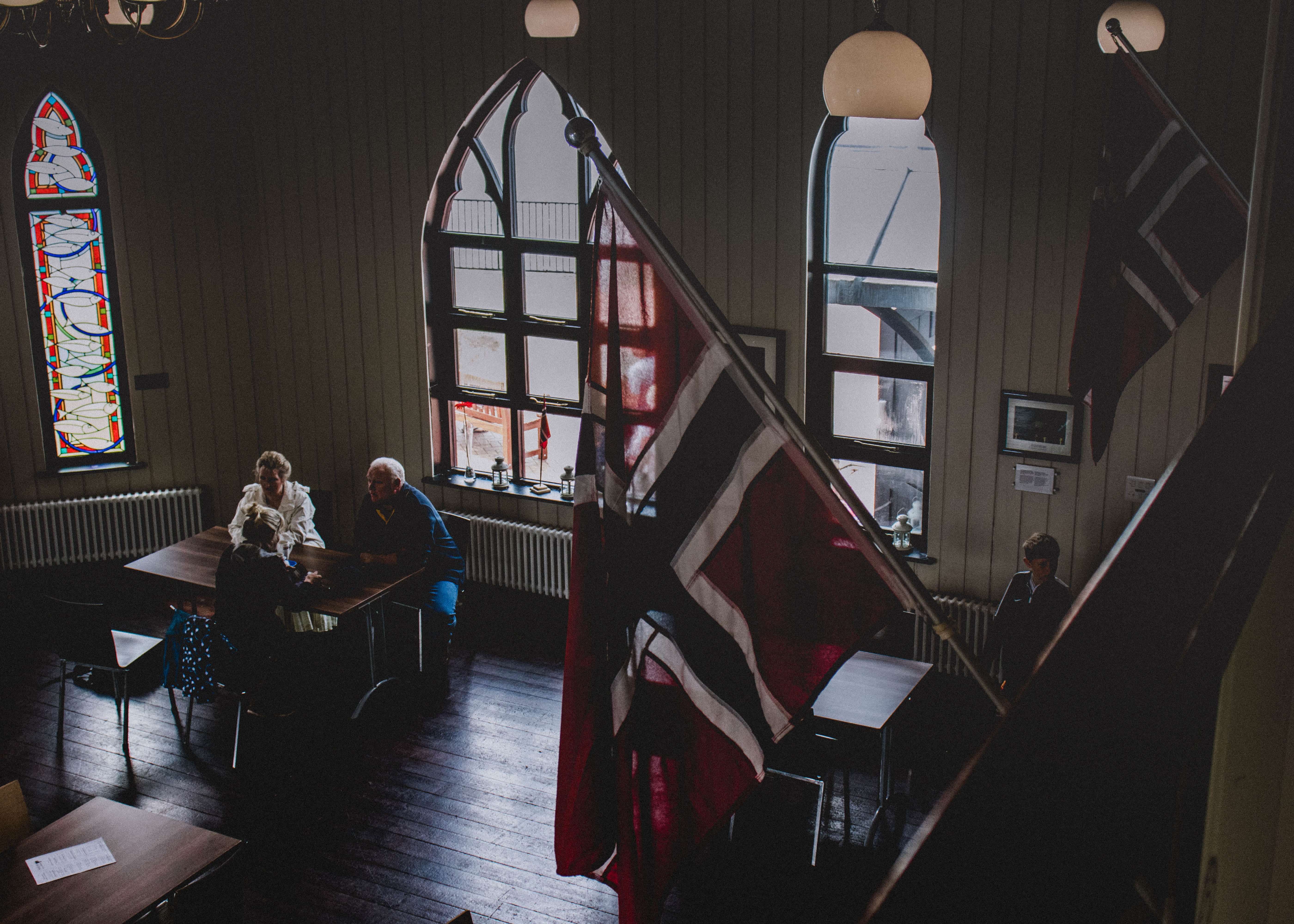 communication, wooden floor, 5K, group, real people, housing, couple - relationship, table, togetherness, cardiff bay, talking, women, technology, indoors, HD Wallpaper
