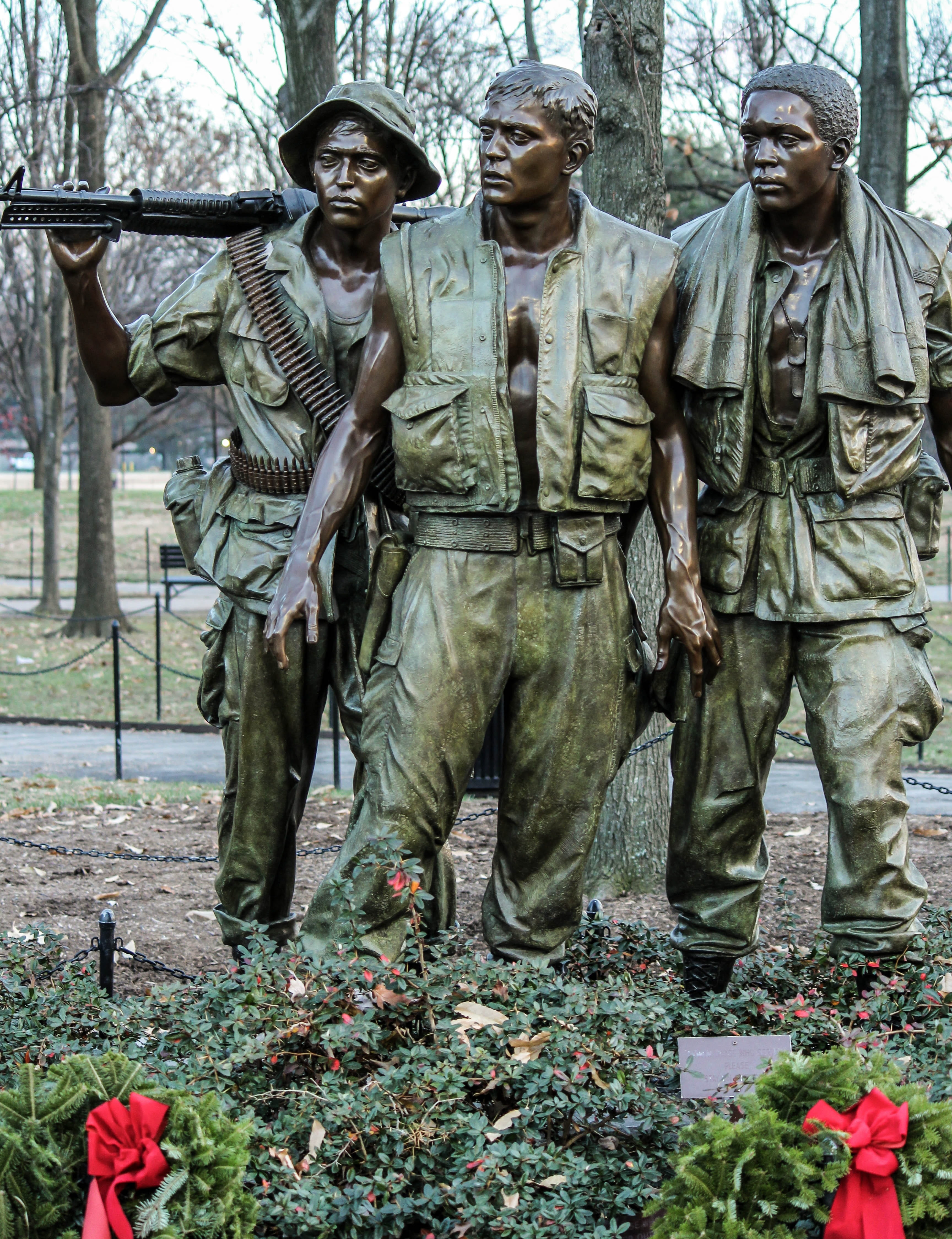 metal work, art and craft, army soldier, 4K, monument, artwork, statue, army, clothing, men, day, three, creativity, plant, government, vietnam soldiers memorial, Phone HD Wallpaper