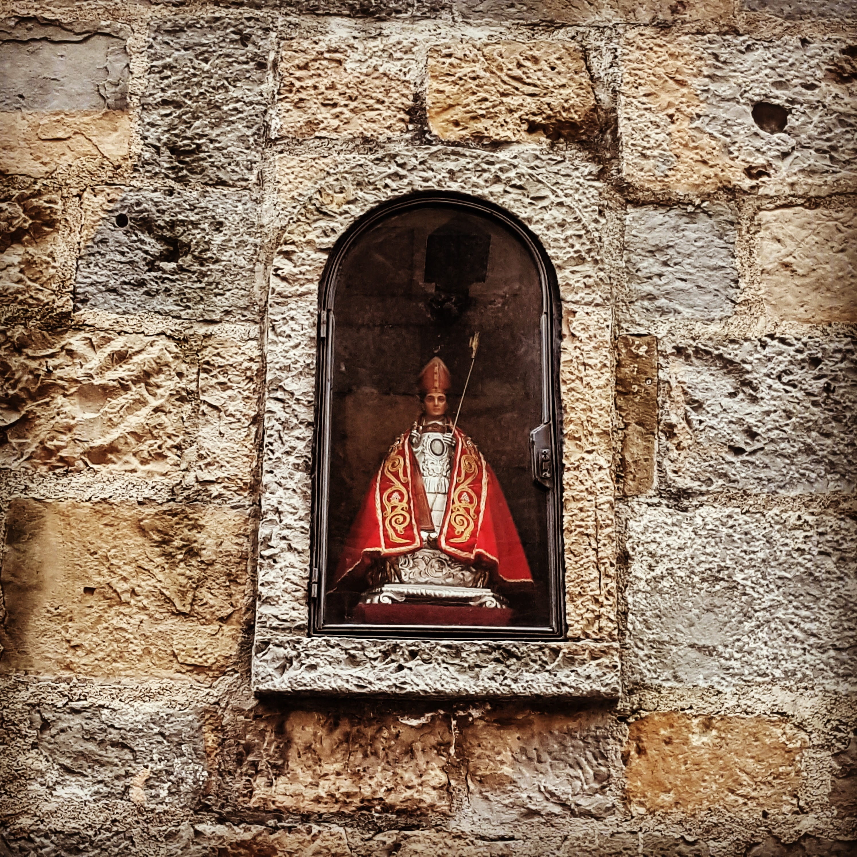 san, craft, spirituality, building exterior, 2K, male likeness, santo, built structure, canticle closures, building, Pamplona, human representation, representation, Phone HD Wallpaper