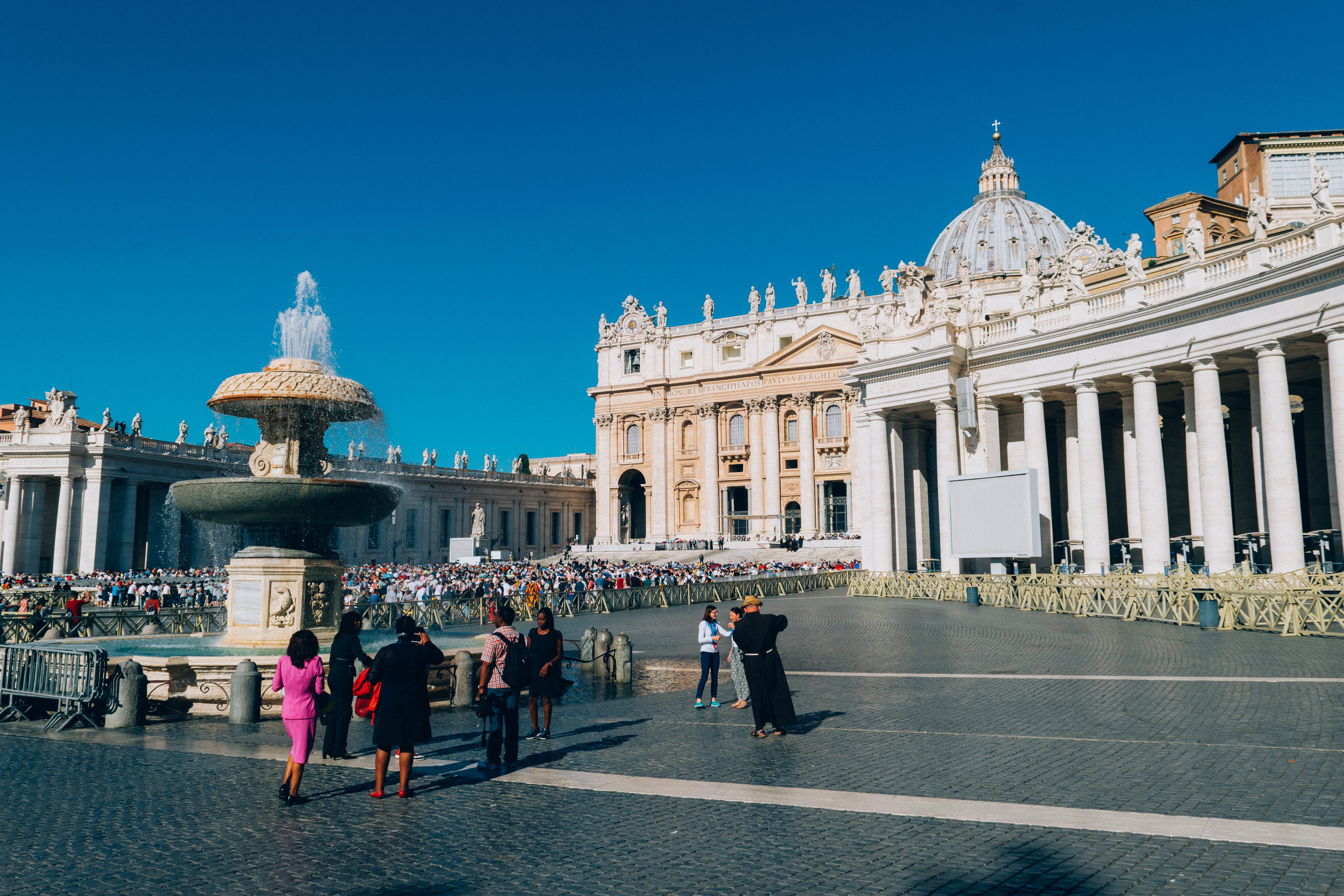 fountain, built structure, statue, standing, near, large group of people, travel, city, architectural column, building, men, facade, group of people, the past, HD Wallpaper