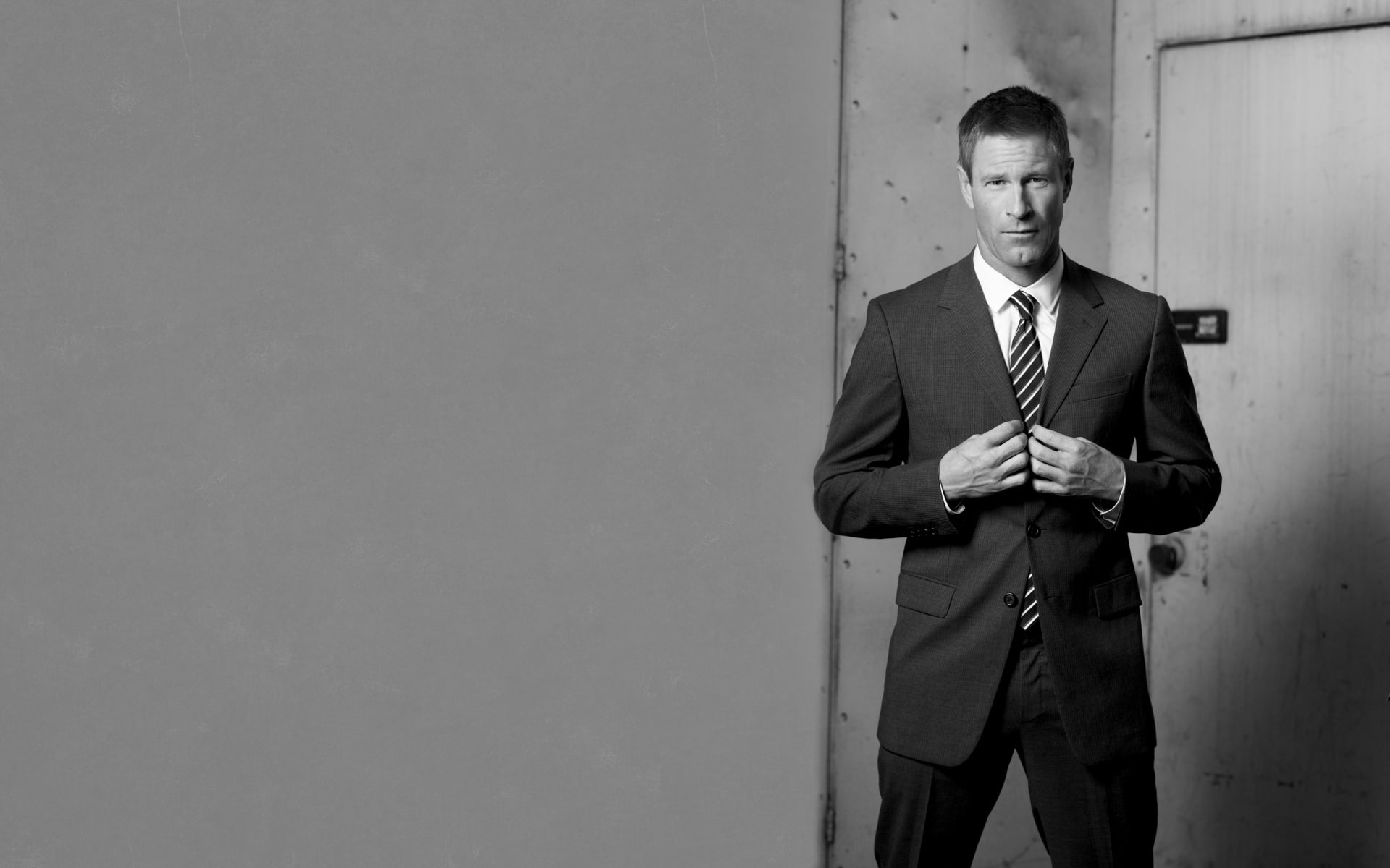 menswear, business, black, portrait, wall, striped tie, wall - building feature, s, Aaron Eckhart, indoors, the door, jacket, businessman, black and white, HD Wallpaper