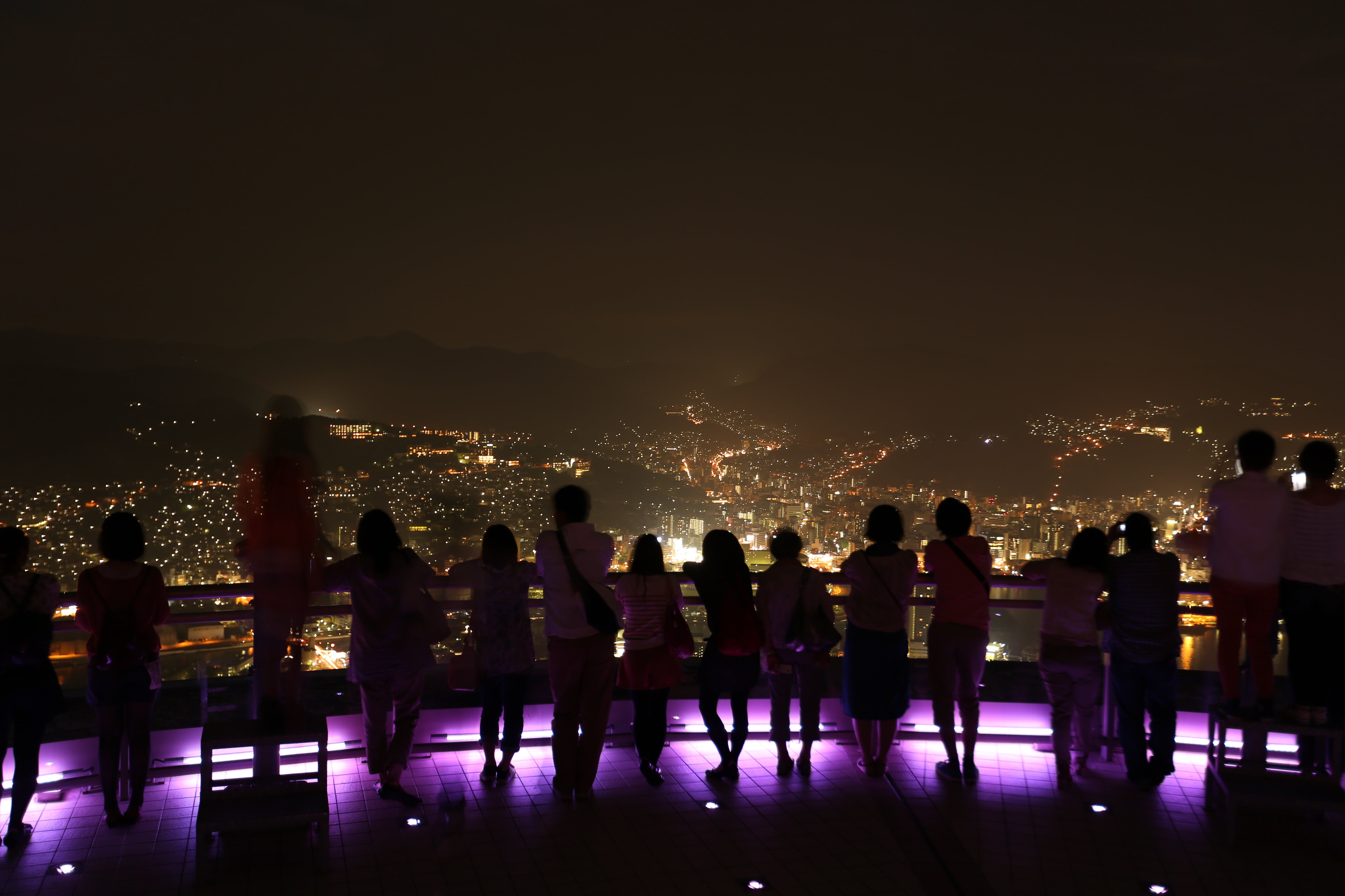 water, dark, 5K, skyscraper, large group of people, lifestyles, woman, overlooking, women, nighttime, railing, sky, lighting equipment, togetherness, shadow, HD Wallpaper