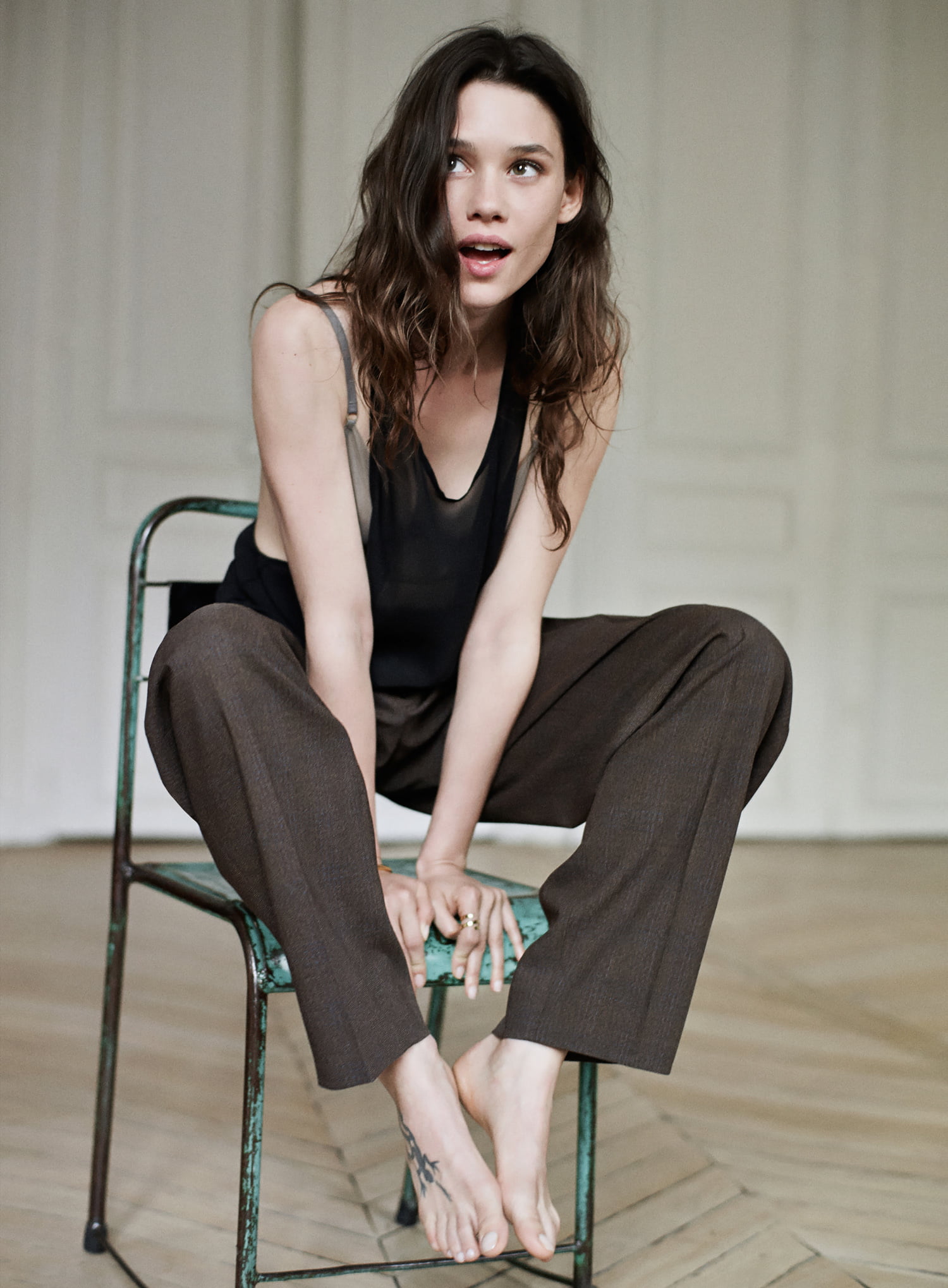 open mouth, sitting, wooden floor, tattoo, long hair, French, barefoot, 1080P, women, french women, brunette, dark hair, model, Astrid Berges-Frisbey, Phone HD Wallpaper