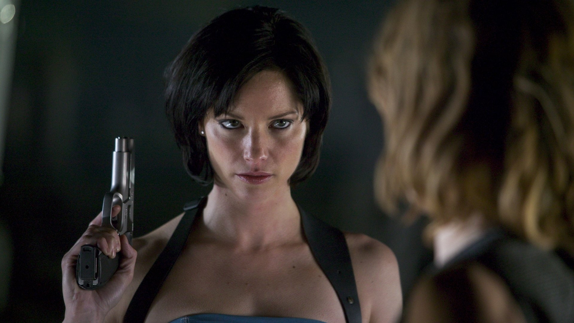 crime, Resident Evil: Apocalypse, studio shot, indoors, adult, brown hair, violence, young adult, Sienna Guillory, people, anger, women, two people, weapon, HD Wallpaper
