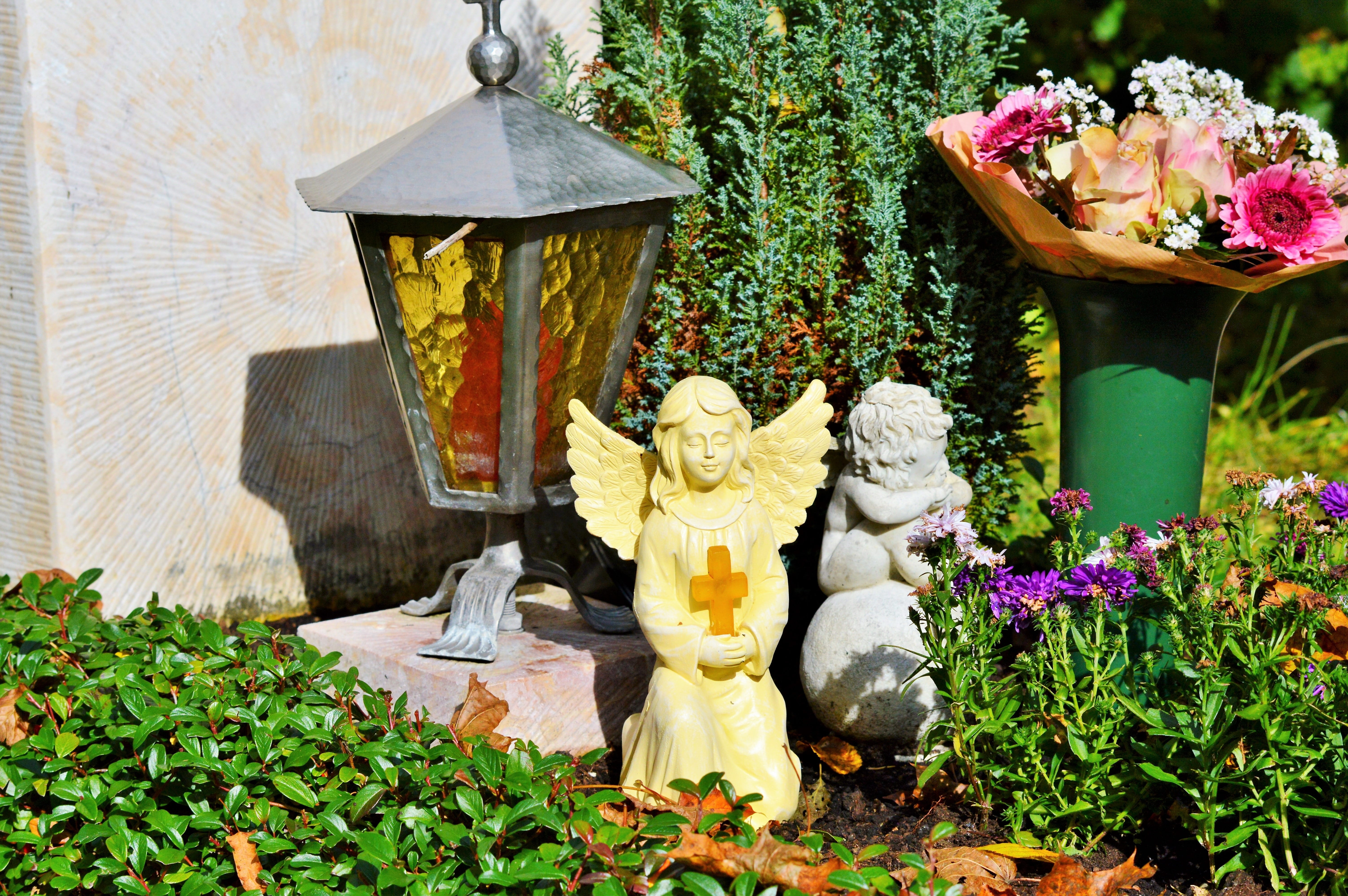 flowering plant, statue, religion, sleeping, dead, male likeness, resting place, flower pot, architecture, day, angel, art, outdoors, nature, growth, cemetery, HD Wallpaper
